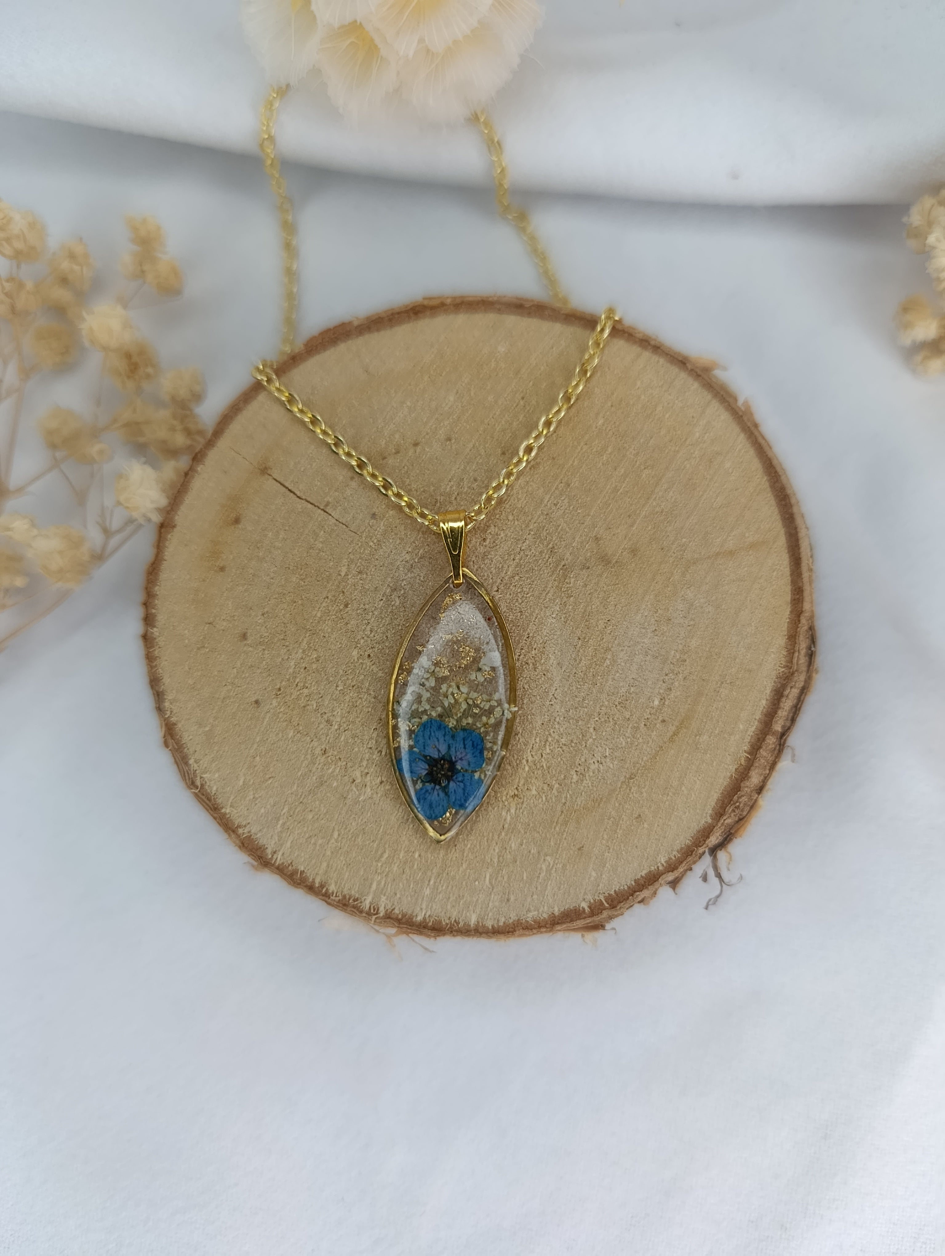 Collier doré avec fleur bleue séchée – pendentif en résine et acier inoxydable