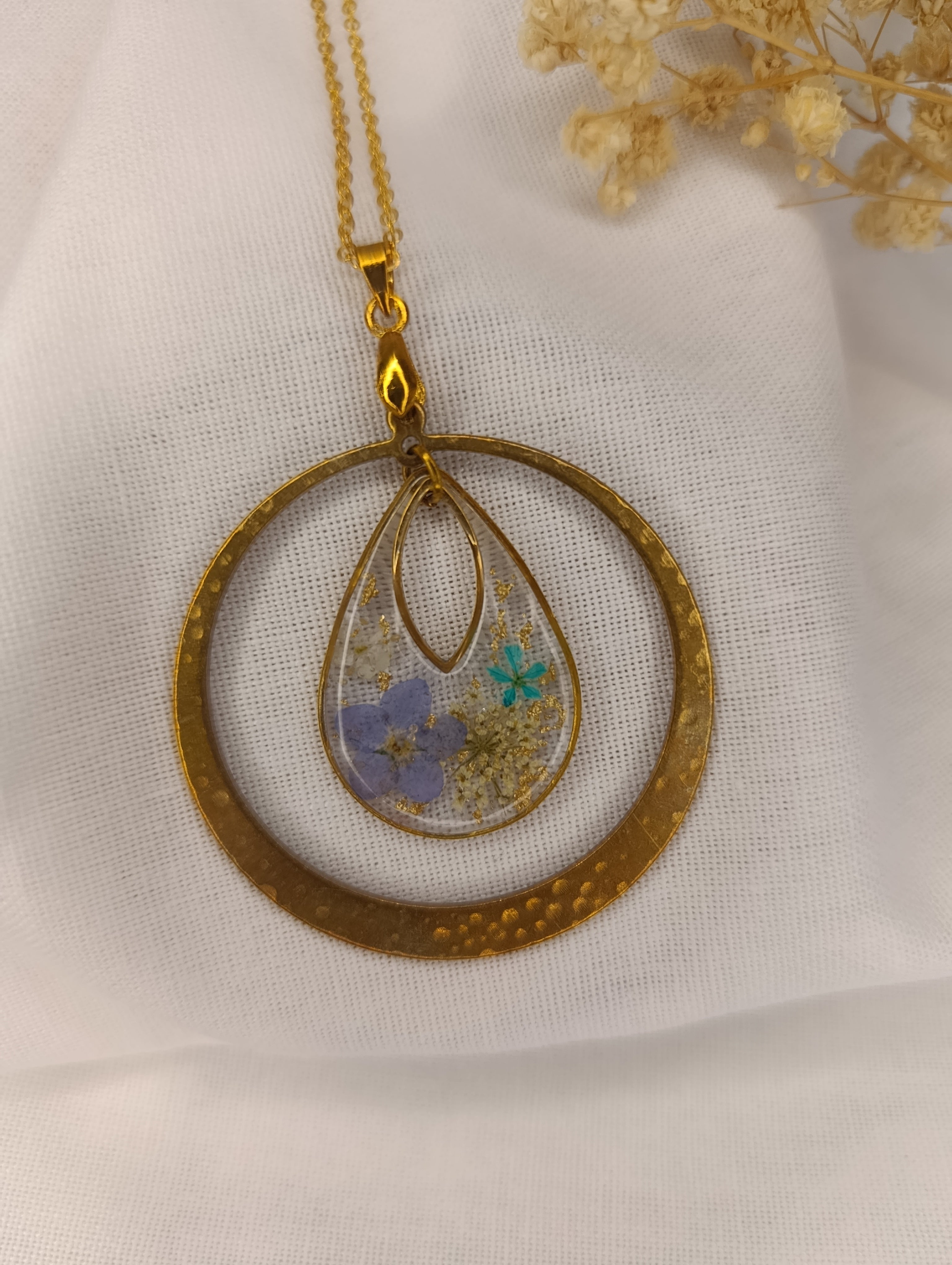 Collier pendentif en laiton doré – myosotis, cerisier bleu & panais sauvage