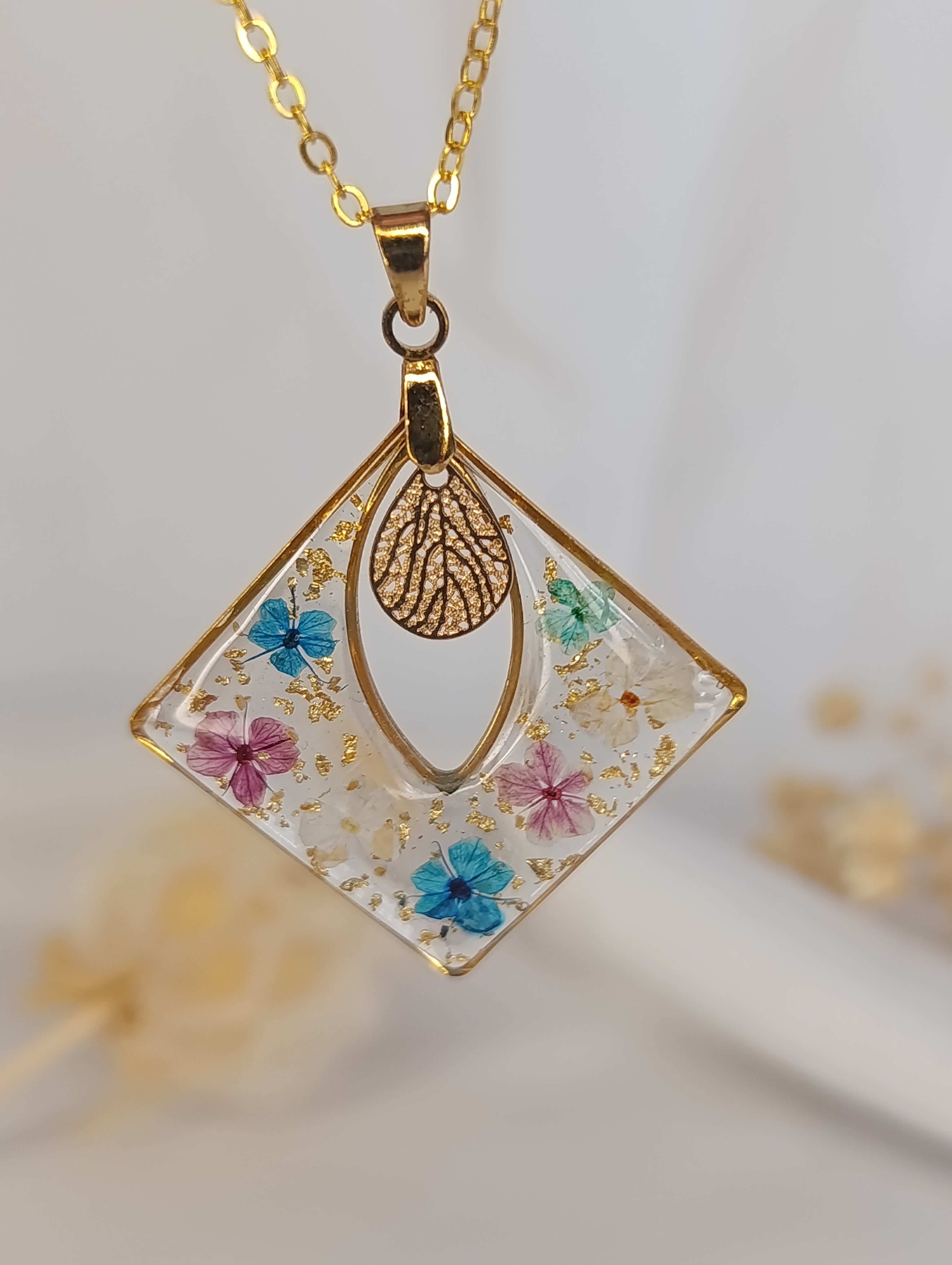 Collier pendentif carré doré – fleurs colorées & feuille dorée