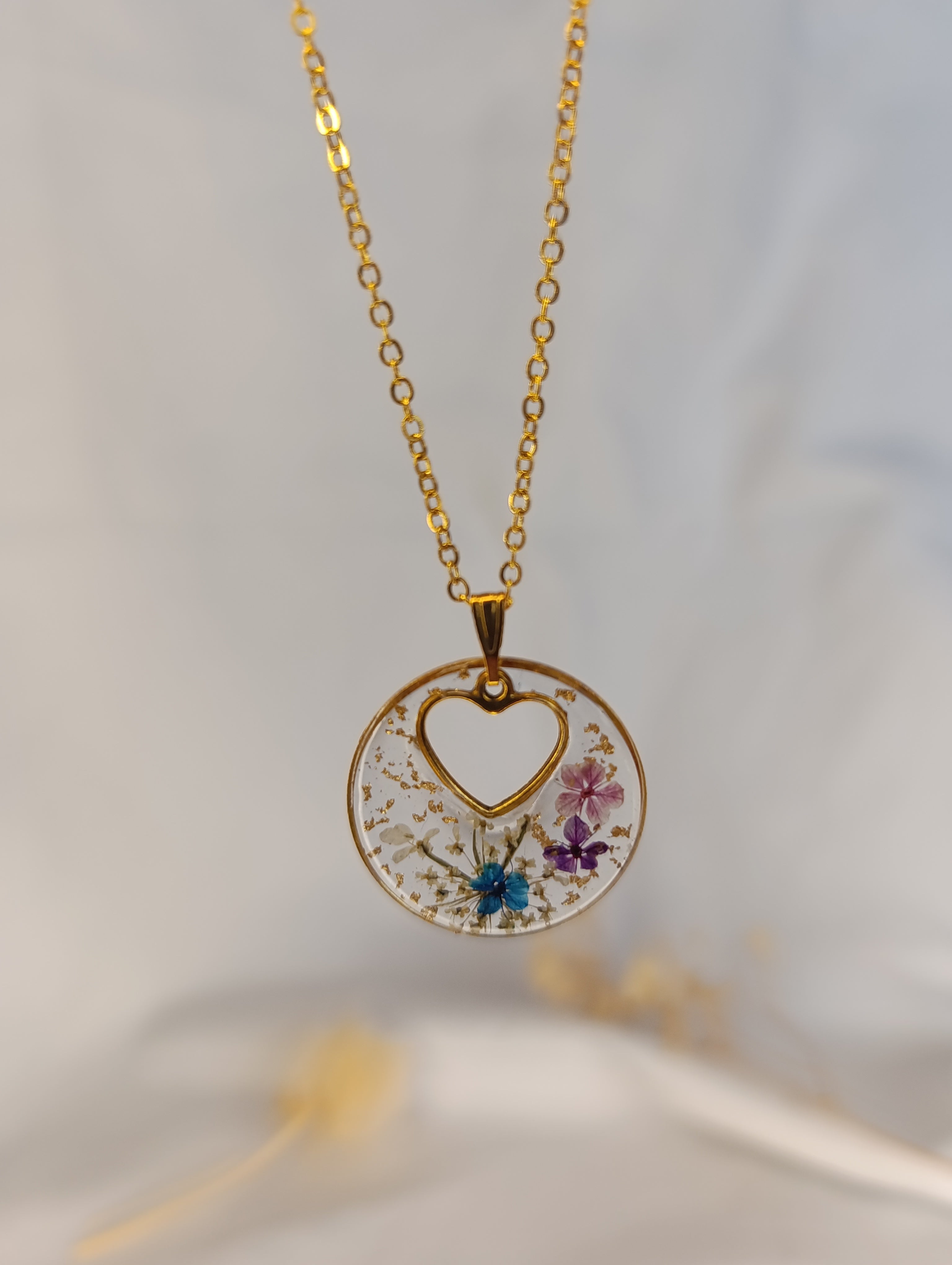 Collier doré rond – fleurs séchées & cœur doré en résine
