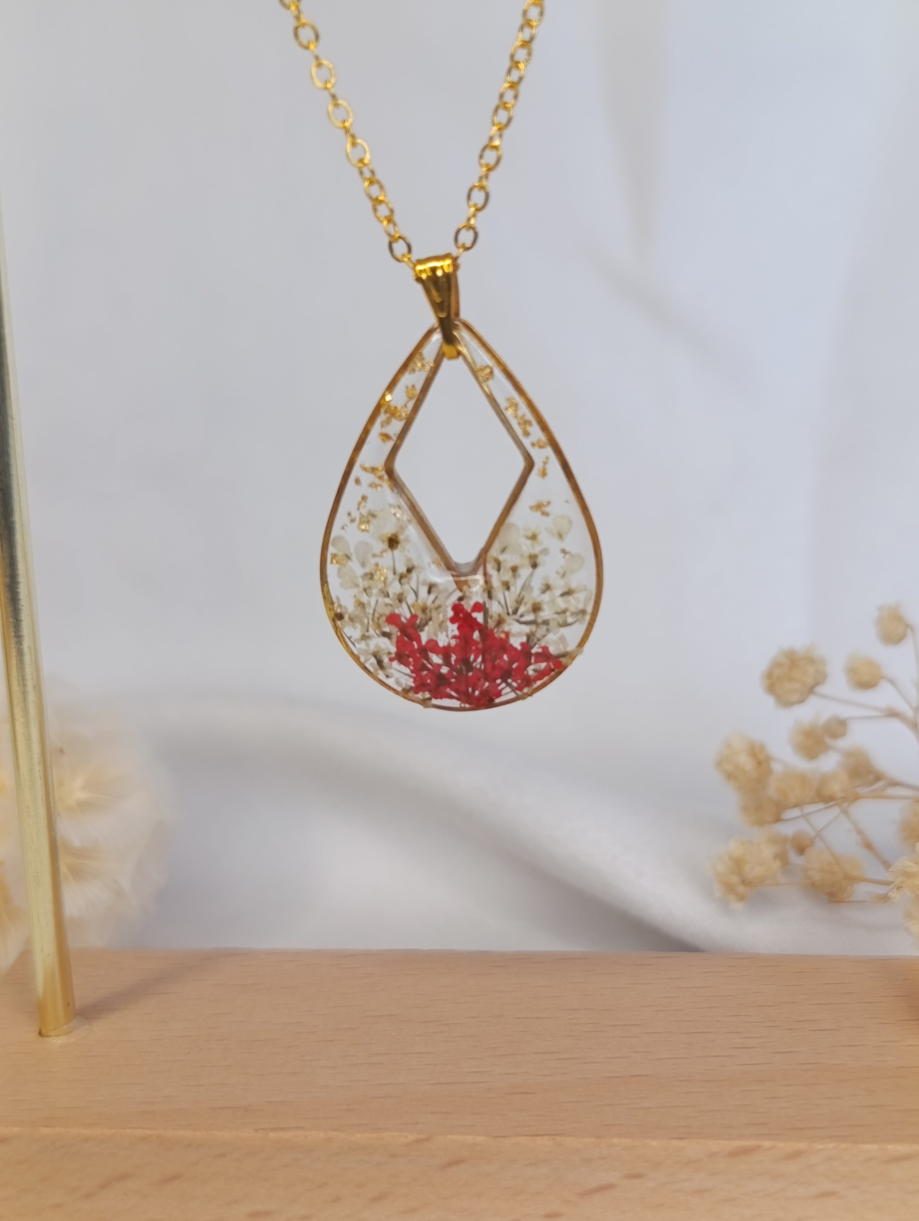 Pendentif goutte dorée – fleurs rouges et blanches séchées