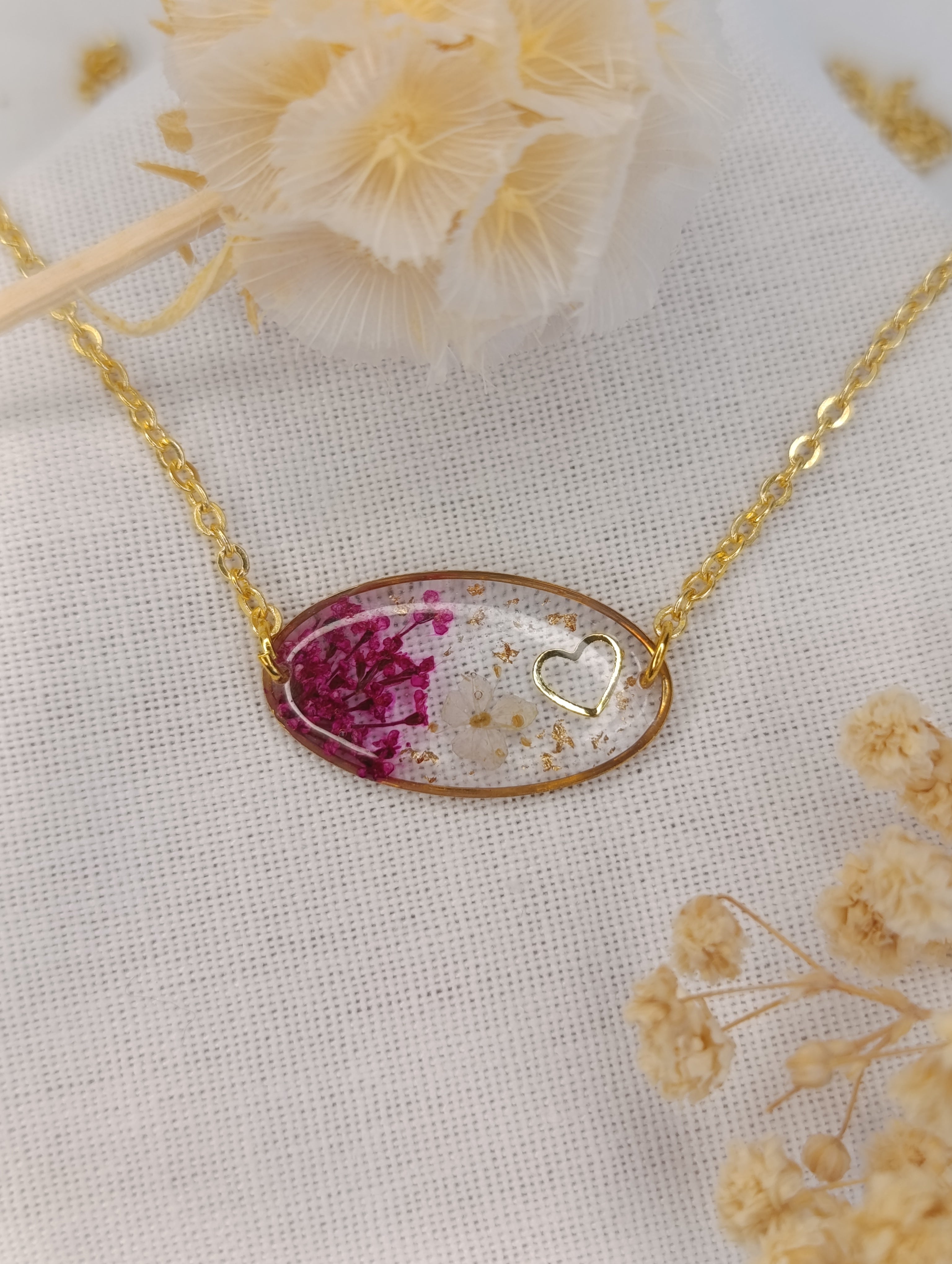 Collier pendentif ovale – fleurs séchées fuchsia & blanche, cœur doré
