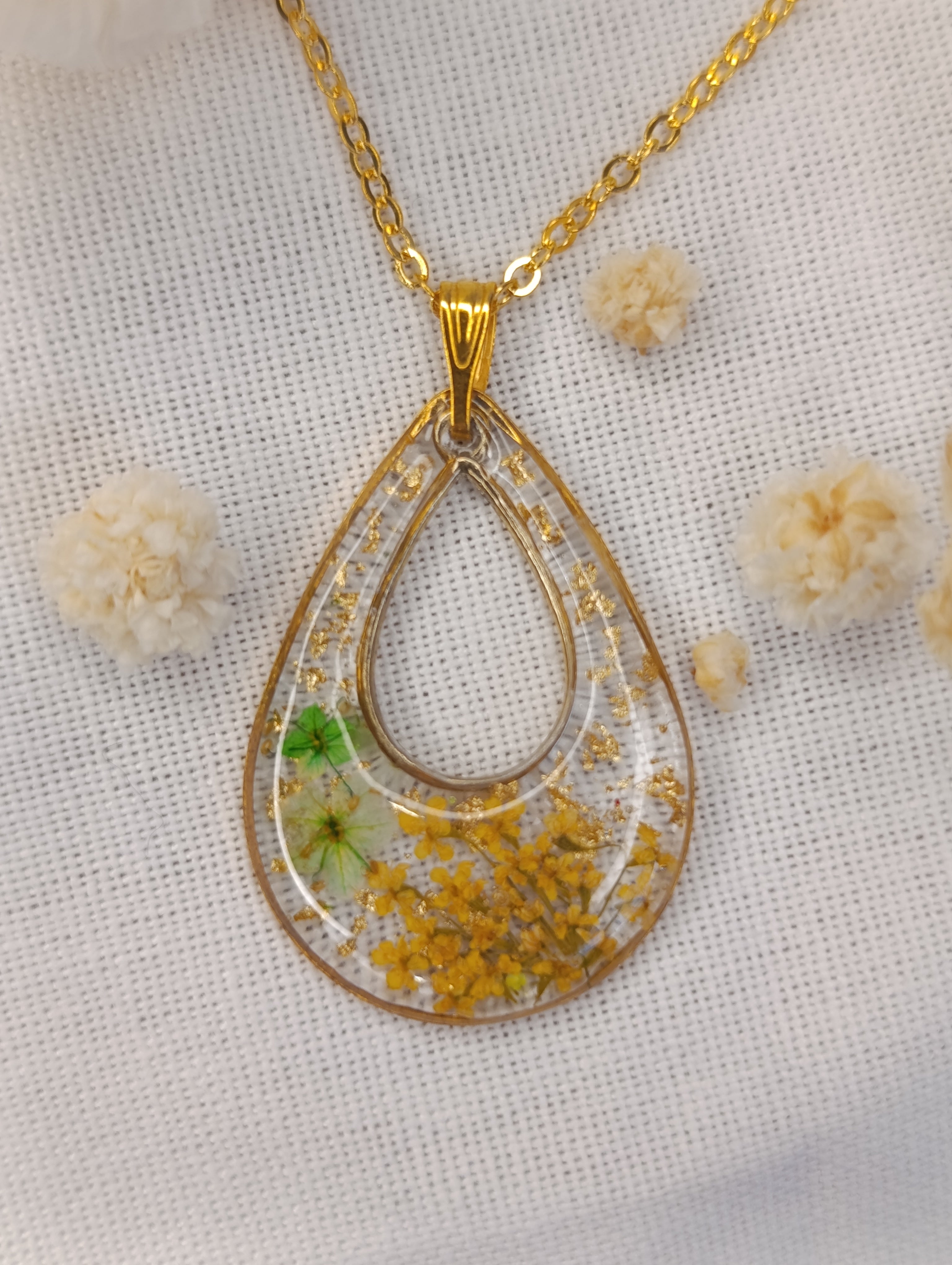Collier pendentif goutte dorée – fleurs jaunes & verte