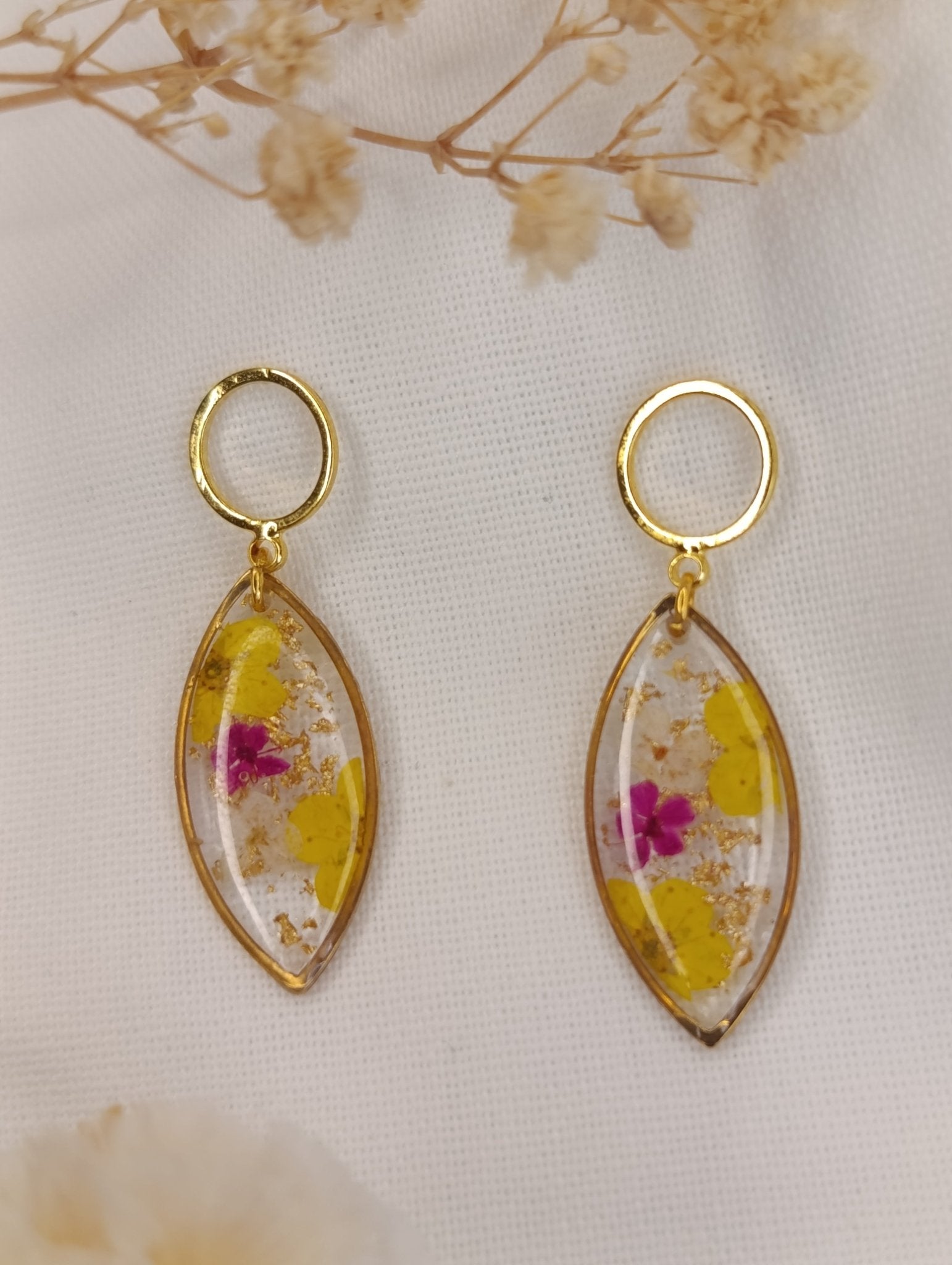 Boucles d’oreilles en forme d’amande – Jaune soleil & touche fuchsia - A Fleur d'Or
