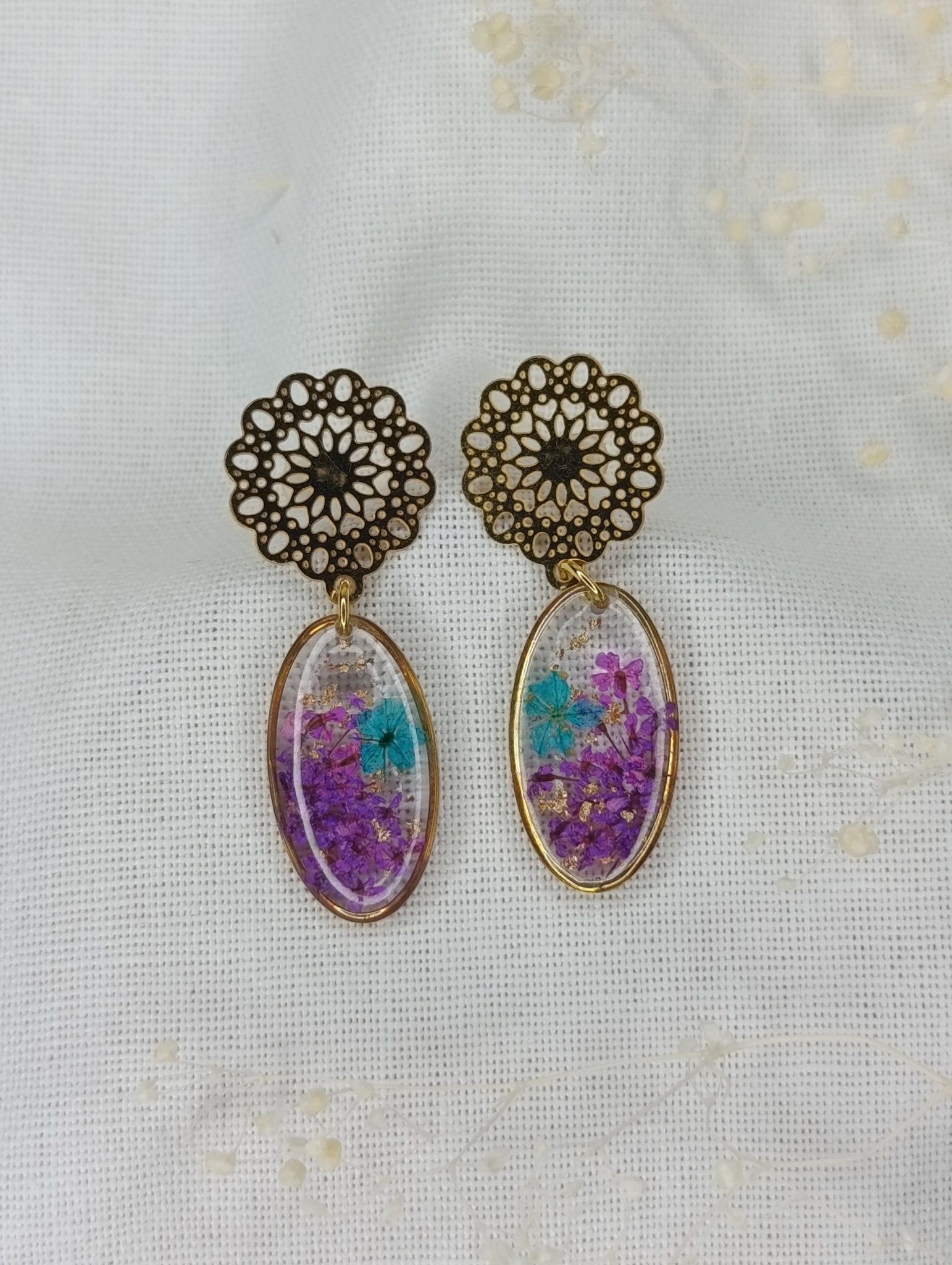 Boucles d’oreilles florales – ovale doré & fleurs séchées violettes et turquoise - A Fleur d'Or