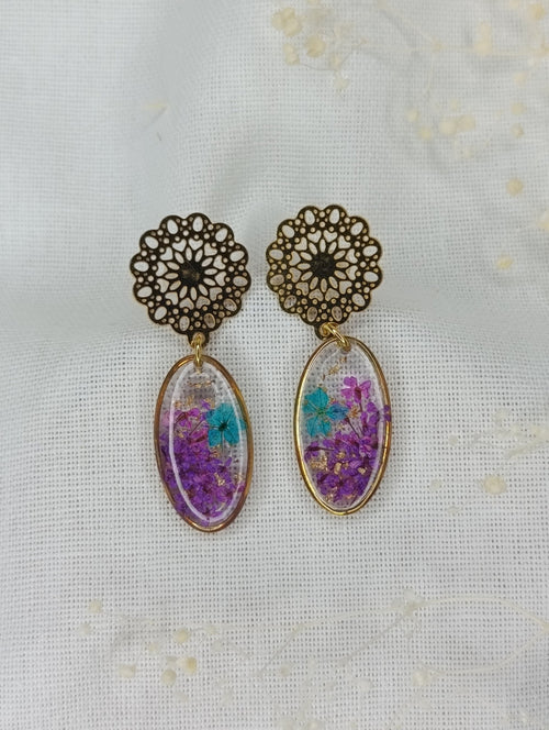 Boucles d’oreilles florales – ovale doré & fleurs séchées violettes et turquoise - A Fleur d'Or