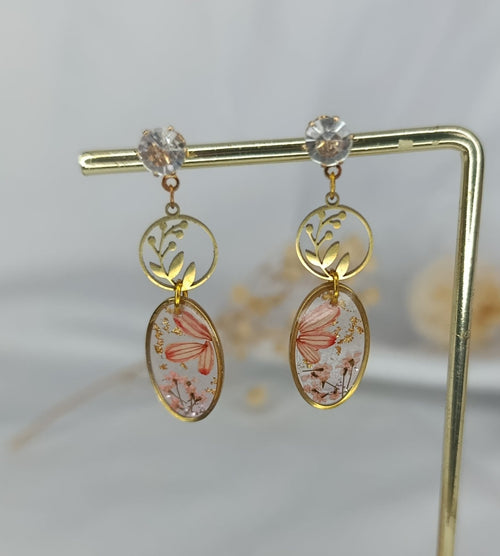 Boucles d’oreilles florales – pétales rose pâle & feuillage doré - A Fleur d'Or