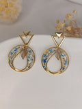 Boucles d’oreilles géométriques – Fleurs sauvages bleues & feuille dorée - A Fleur d'Or