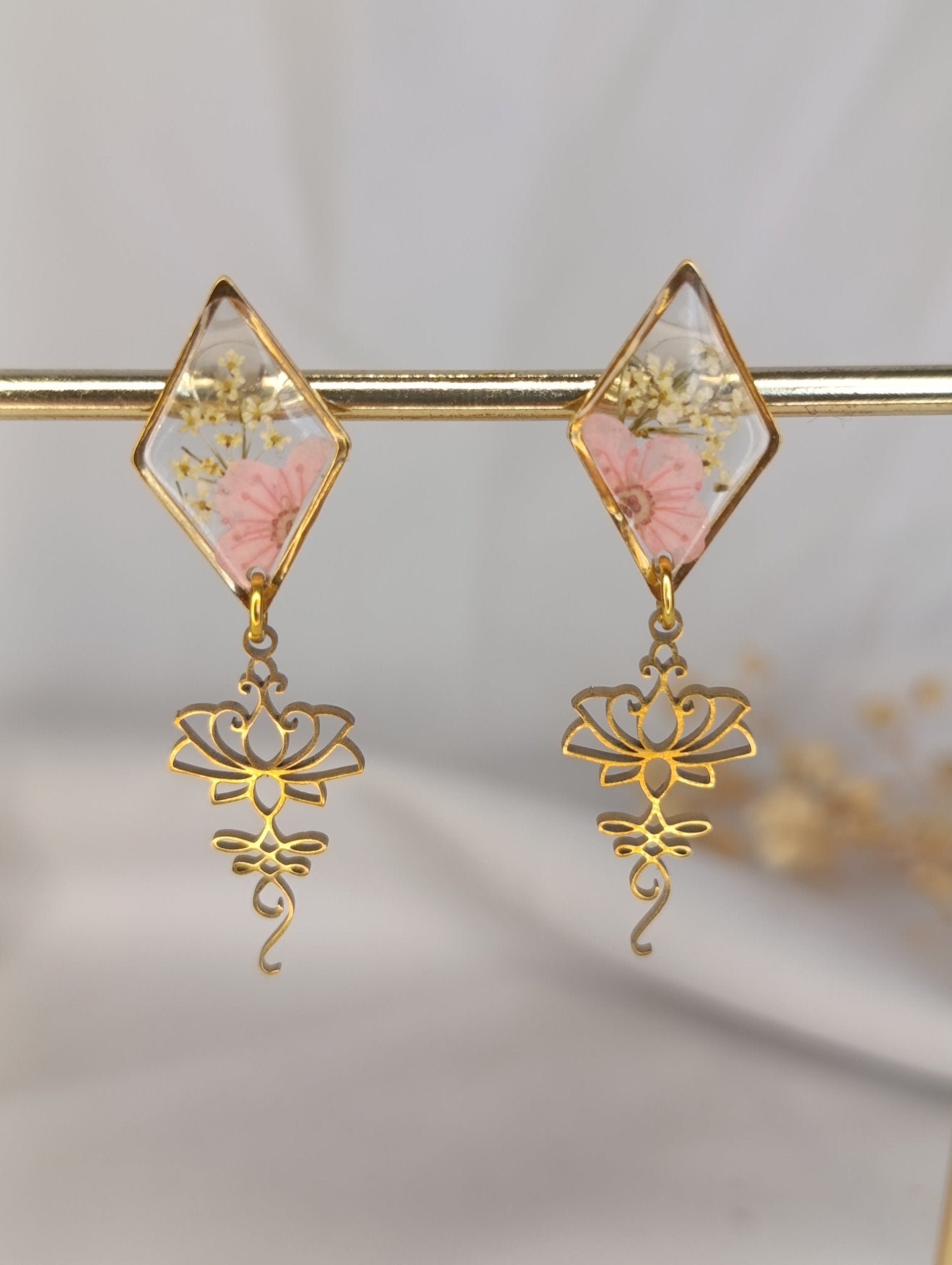 Boucles d’oreilles losange doré – fleur rose & panais sauvage en résine - A Fleur d'Or