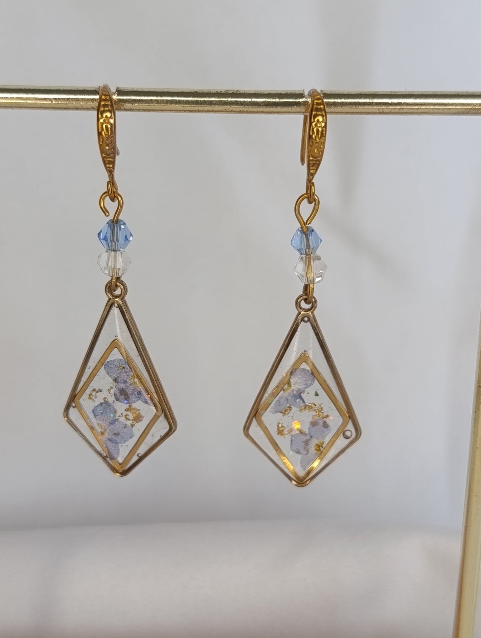 Boucles d’oreilles losange doré – fleurs de myosotis & perles - A Fleur d'Or
