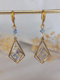 Boucles d’oreilles losange doré – fleurs de myosotis & perles - A Fleur d'Or