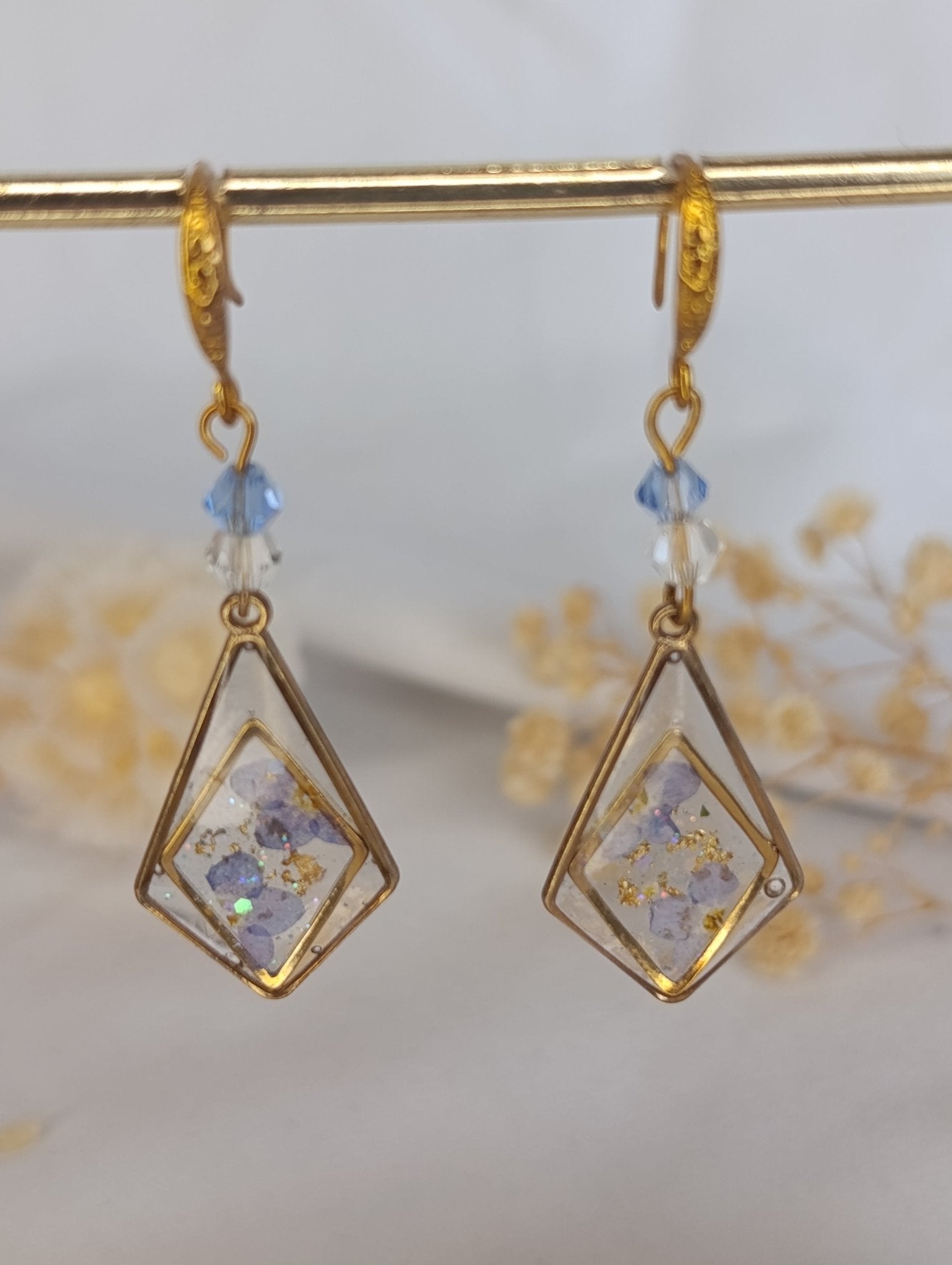 Boucles d’oreilles losange doré – fleurs de myosotis & perles - A Fleur d'Or