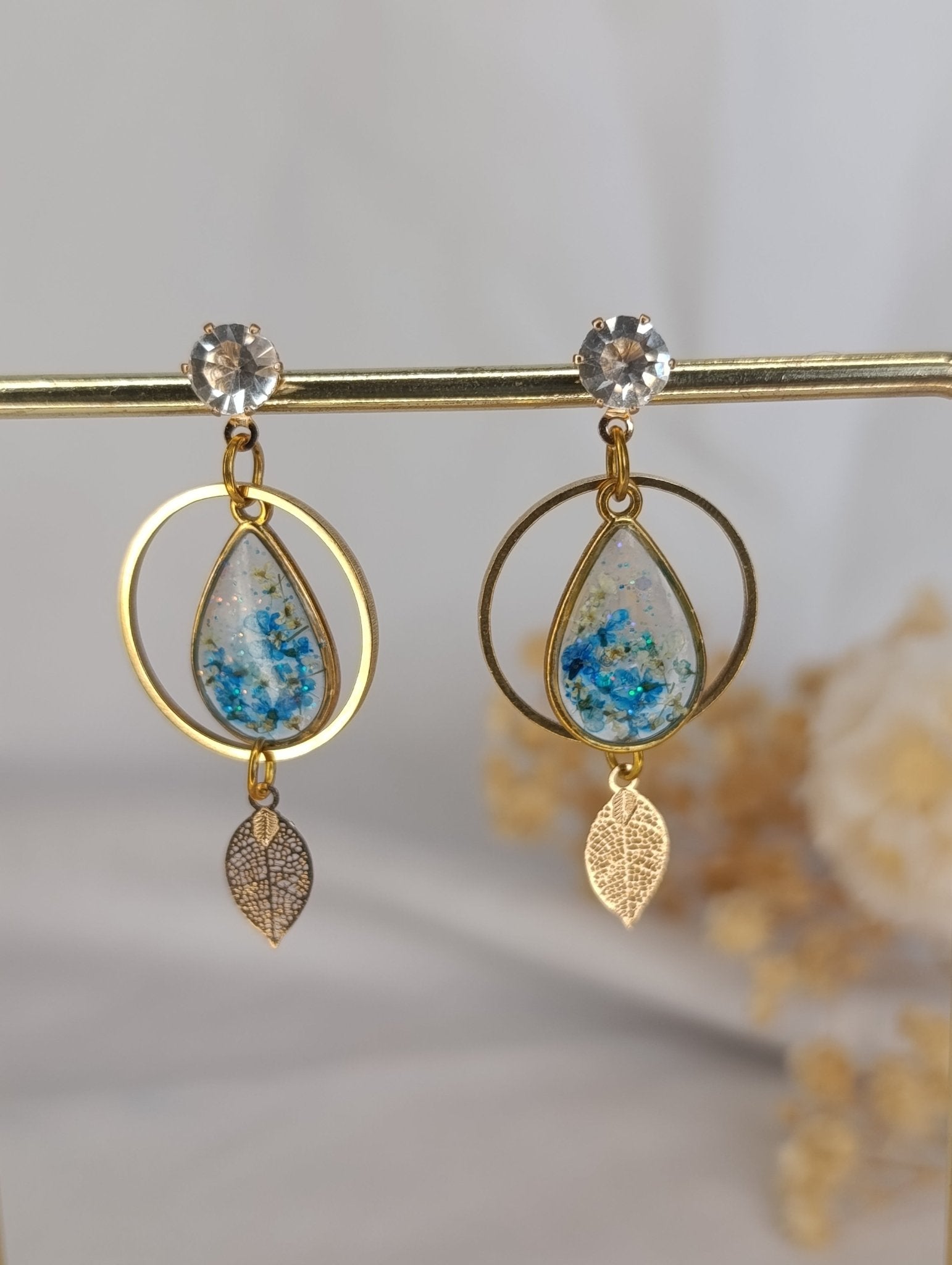 Boucles d’oreilles pendantes dorées – goutte bleue & feuille dorée - A Fleur d'Or