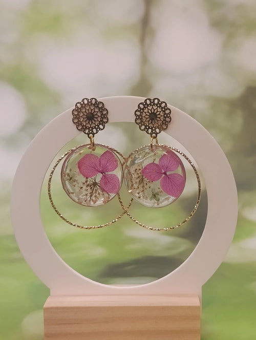 Boucles d'oreilles rondes – Hortensia fuchsia & fleurs blanches sauvages - A Fleur d'Or