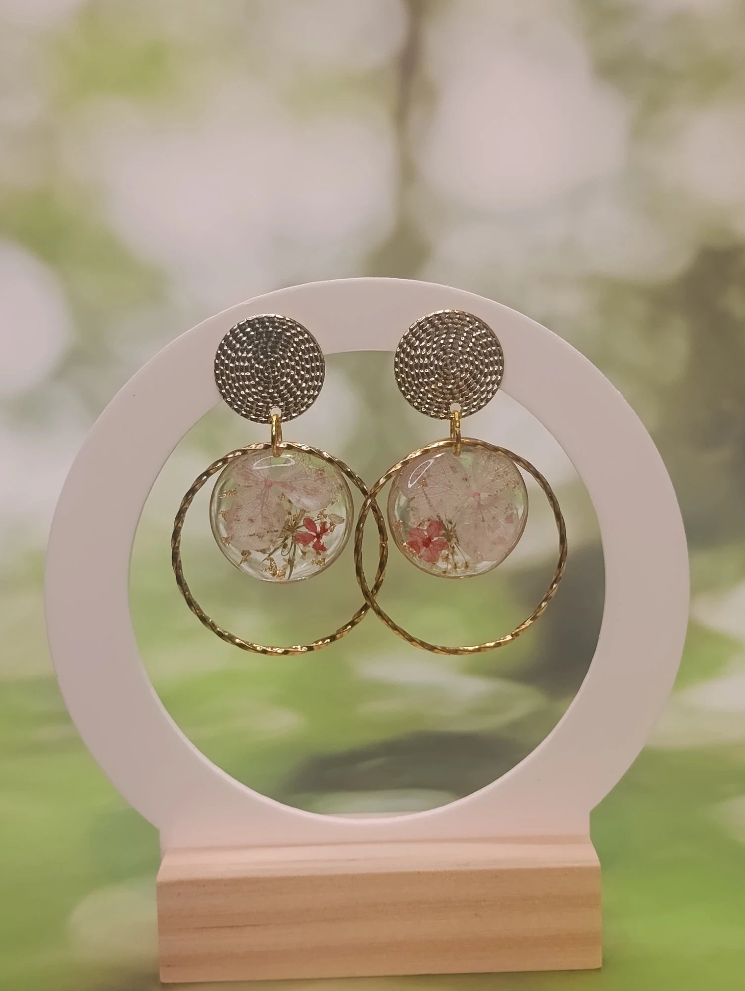 Boucles d'oreilles rondes – Hortensia rose pâle & fleurs corail - A Fleur d'Or