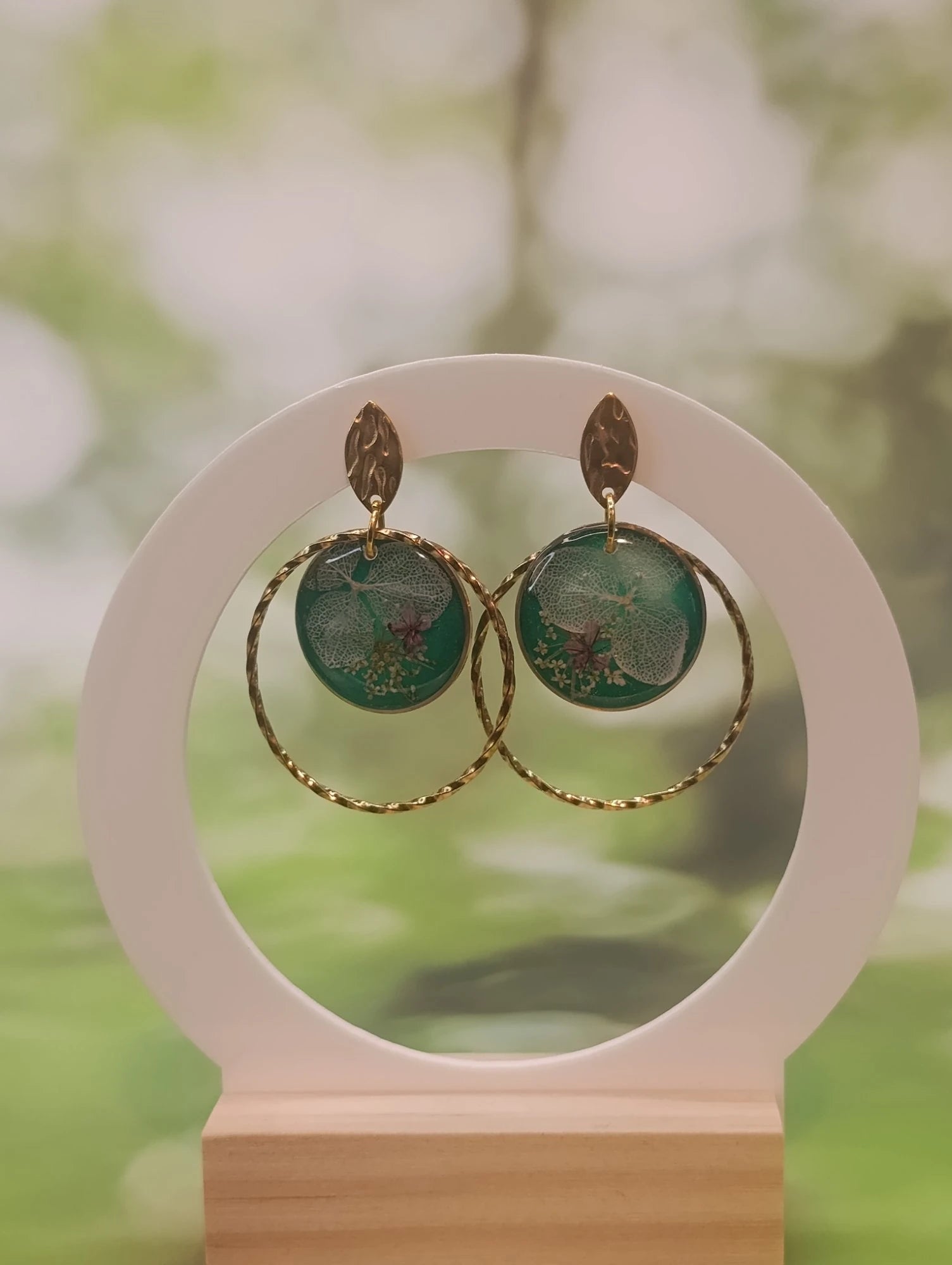Boucles d'oreilles rondes – Hortensia vert & fleurs blanches sauvages - A Fleur d'Or
