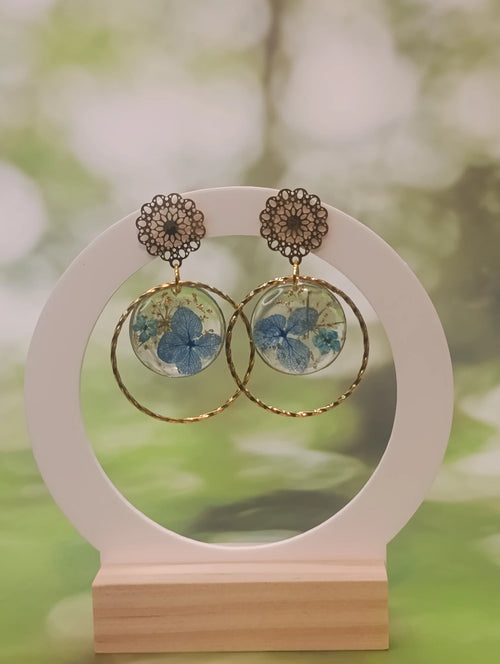 Boucles d'oreilles rondes en résine transparente avec hortensia bleu turquoise et feuilles d'or, puce dorée ajourée – A Fleur d'Or
