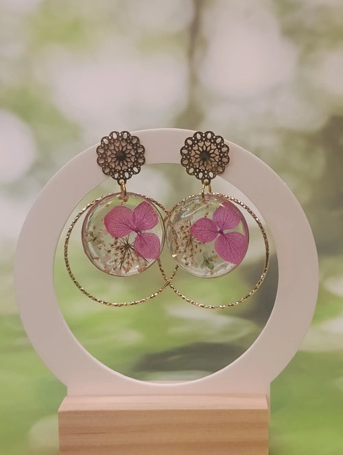 Boucles d'oreilles rondes en résine transparente avec hortensia fuchsia, fleurs blanches et feuilles d'or, puce dorée ajourée – A Fleur d'Or