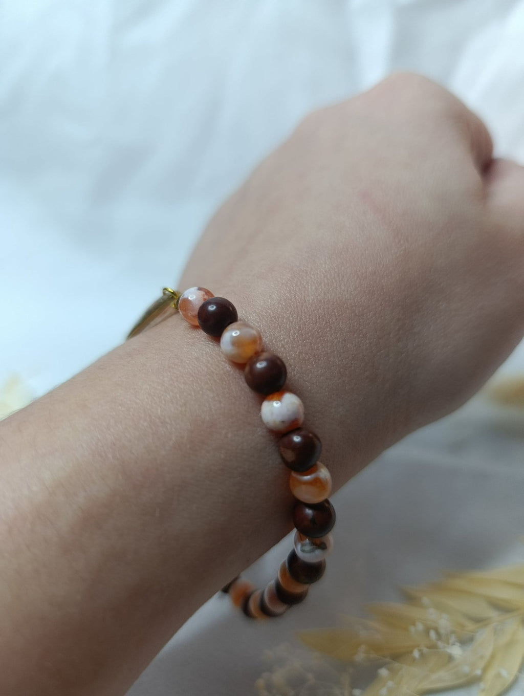 Bracelet brun orangé – Fleurs séchées en résine, pierres naturelles & acier inox doré - A Fleur d'Or