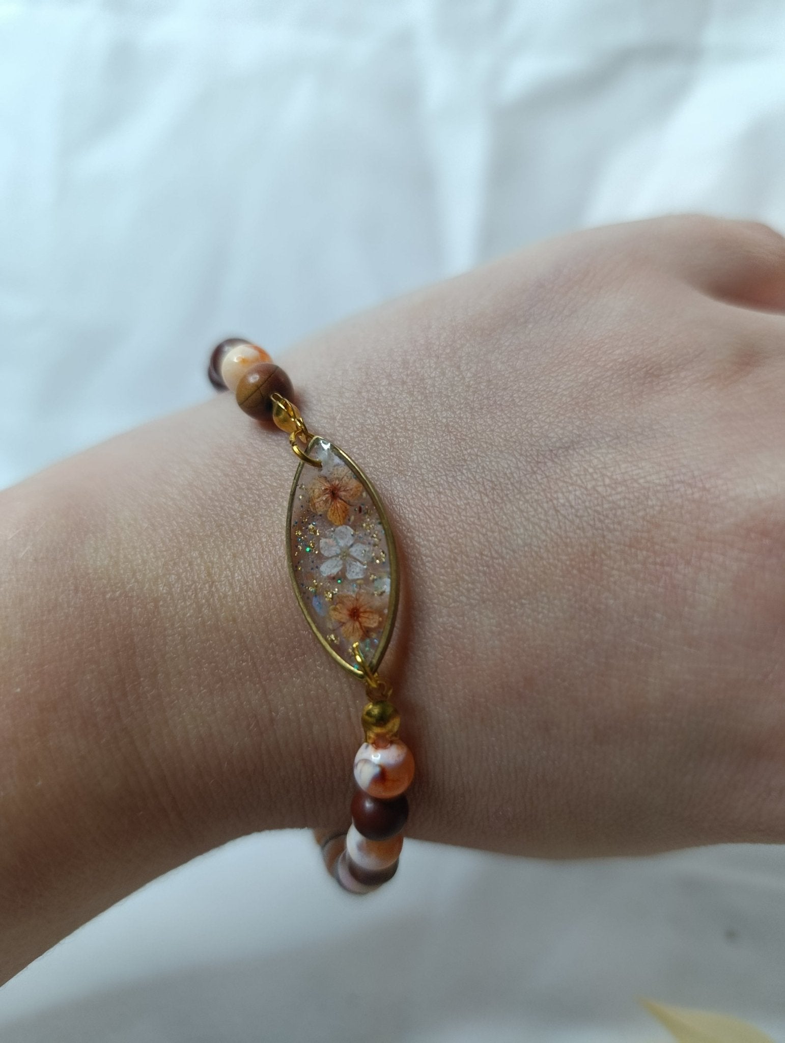 Bracelet brun orangé – Fleurs séchées en résine, pierres naturelles & acier inox doré - A Fleur d'Or