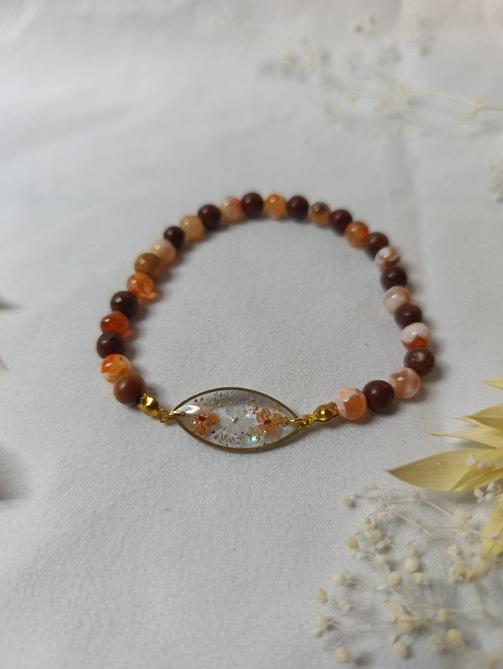 Bracelet brun orangé – Fleurs séchées en résine, pierres naturelles & acier inox doré - A Fleur d'Or