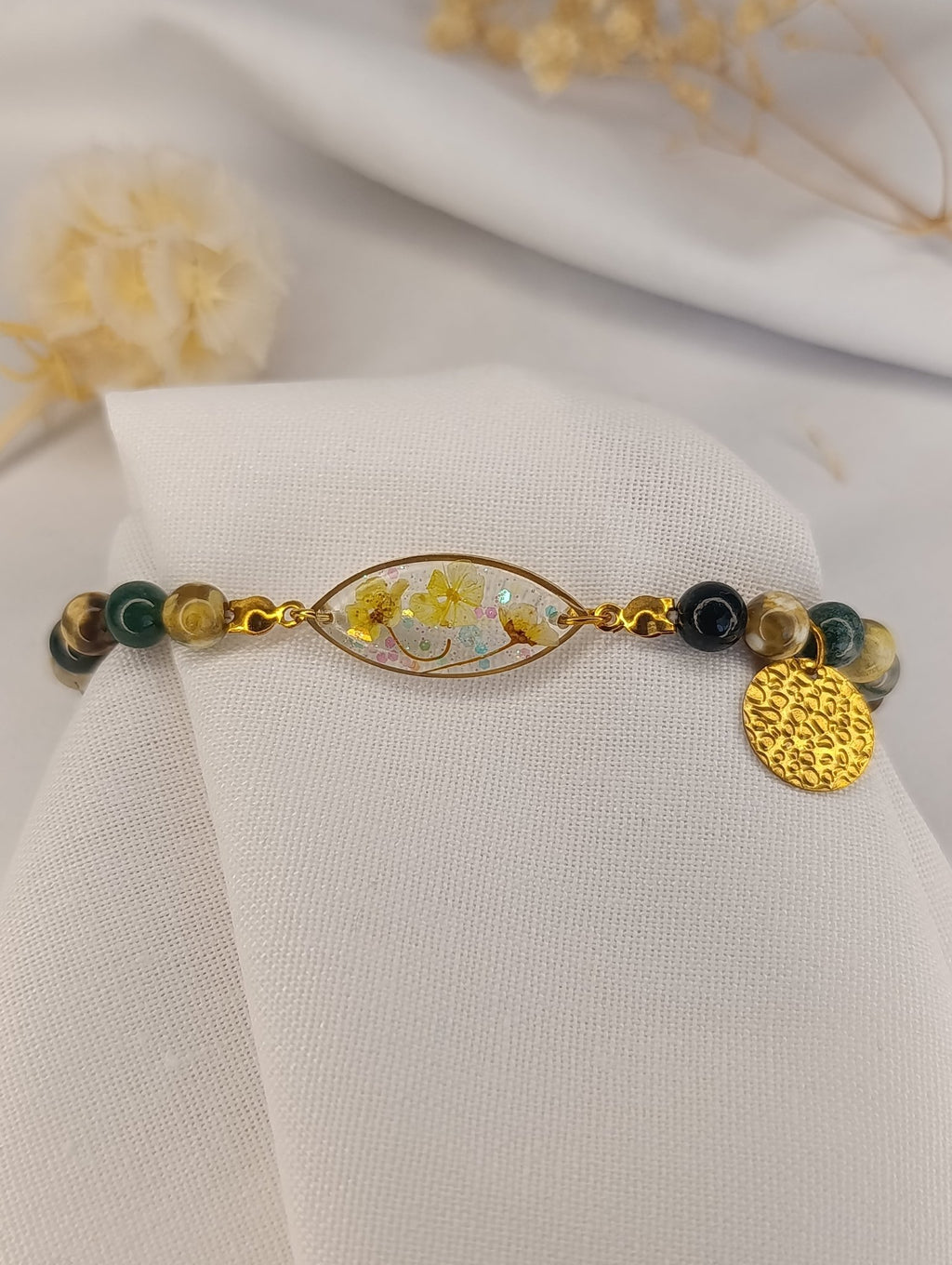 Bracelet jaune & doré – Fleurs jaunes en résine, perles naturelles & acier inox - A Fleur d'Or