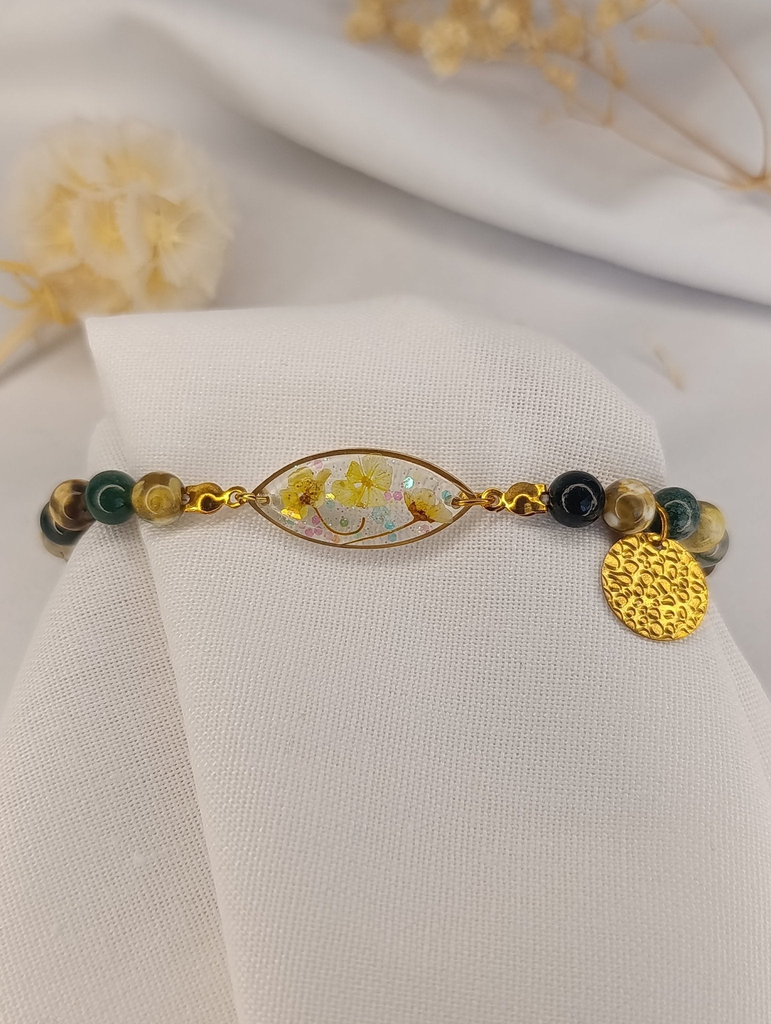 Bracelet jaune & doré – Fleurs jaunes en résine, perles naturelles & acier inox - A Fleur d'Or