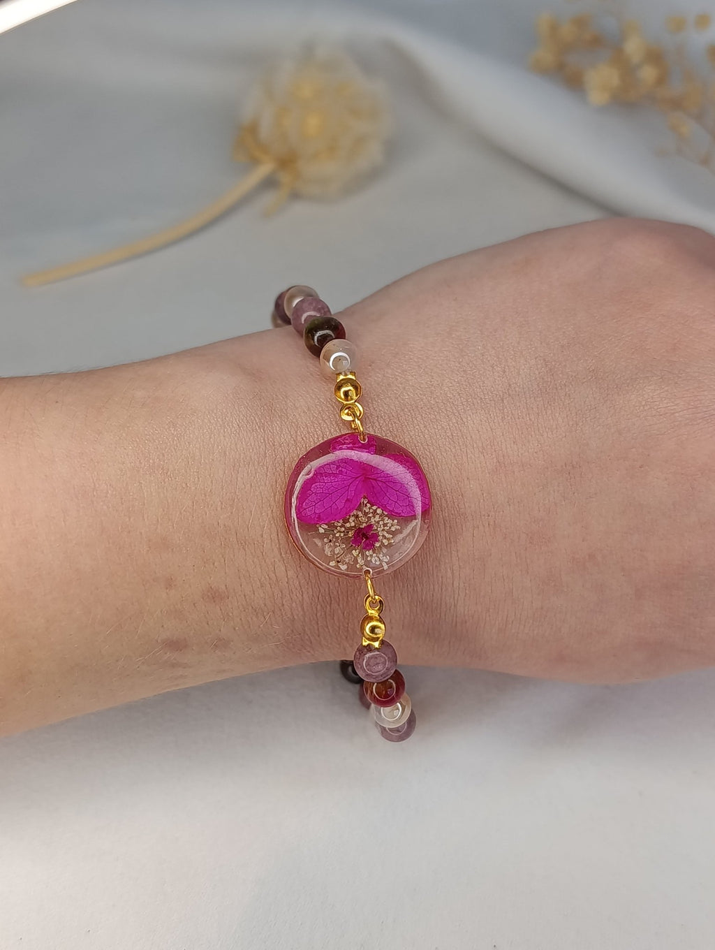 Bracelet rose & doré – Fleur d’hortensia en résine, perles roses & acier inox - A Fleur d'Or