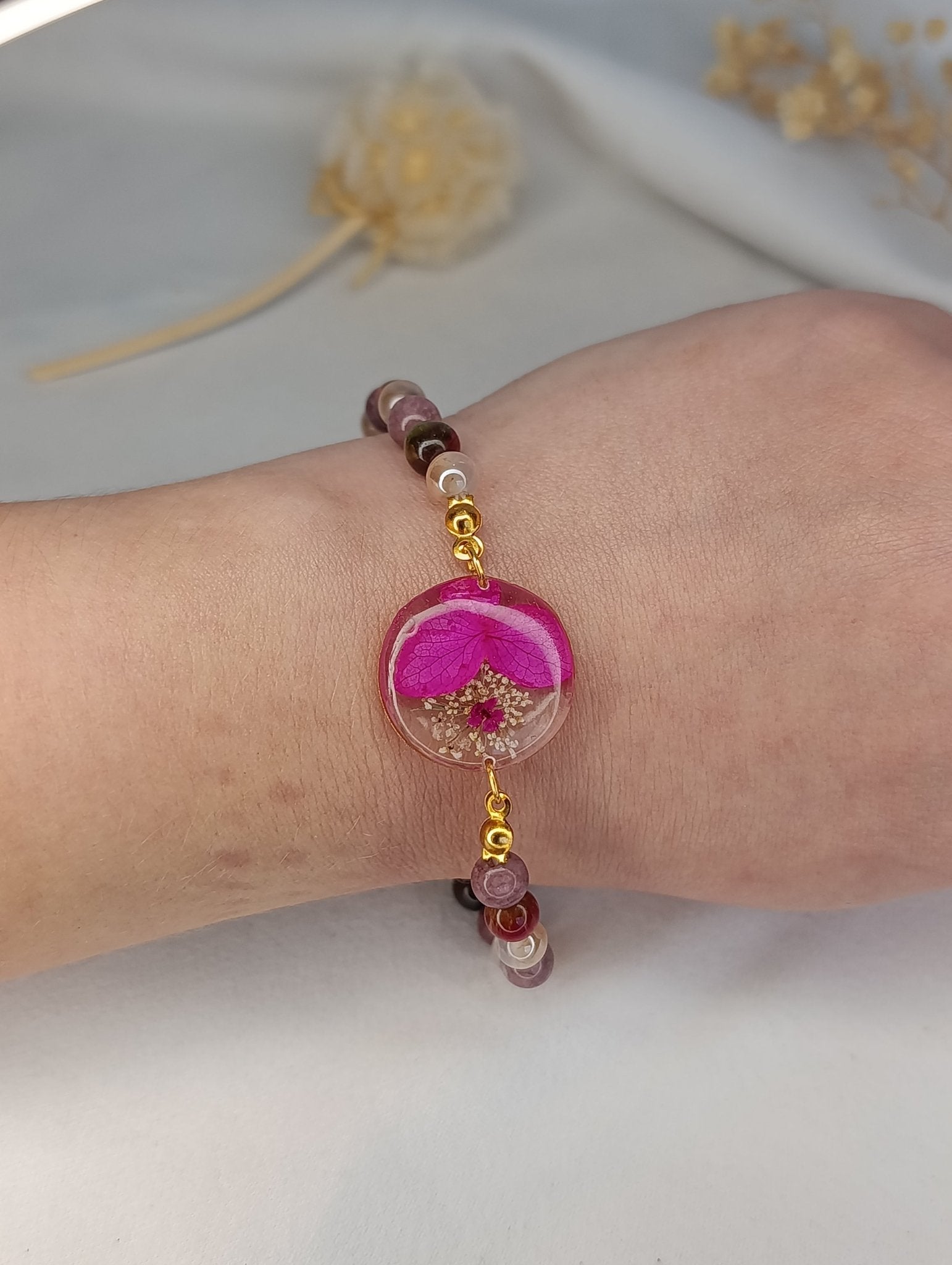 Bracelet rose & doré – Fleur d’hortensia en résine, perles roses & acier inox - A Fleur d'Or