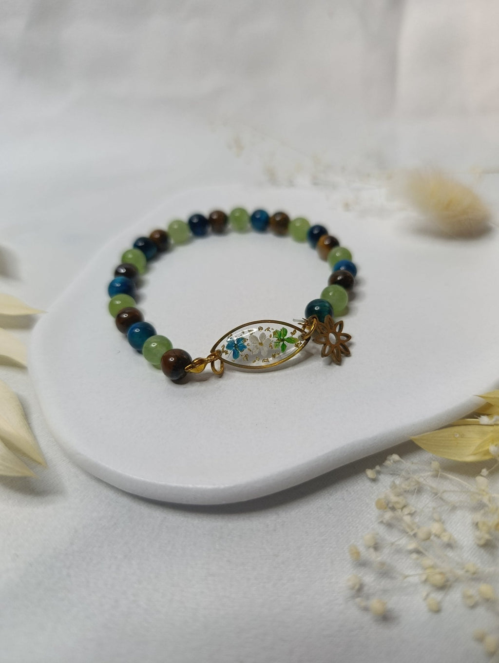 Bracelet vert et doré – Fleur de cerisier & panais sauvage en résine, pierres naturelles & acier inox - A Fleur d'Or