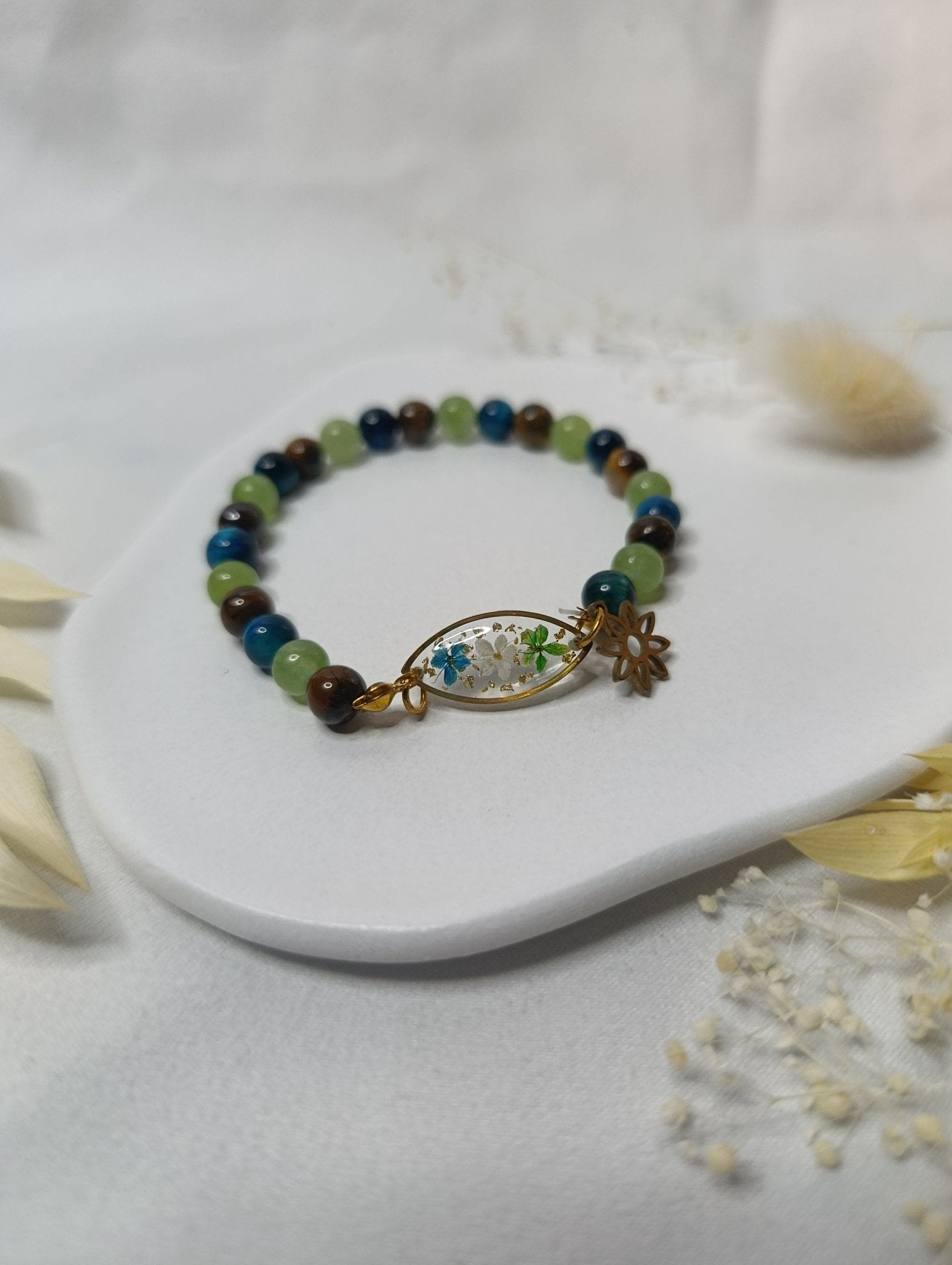 Bracelet vert et doré – Fleur de cerisier & panais sauvage en résine, pierres naturelles & acier inox - A Fleur d'Or