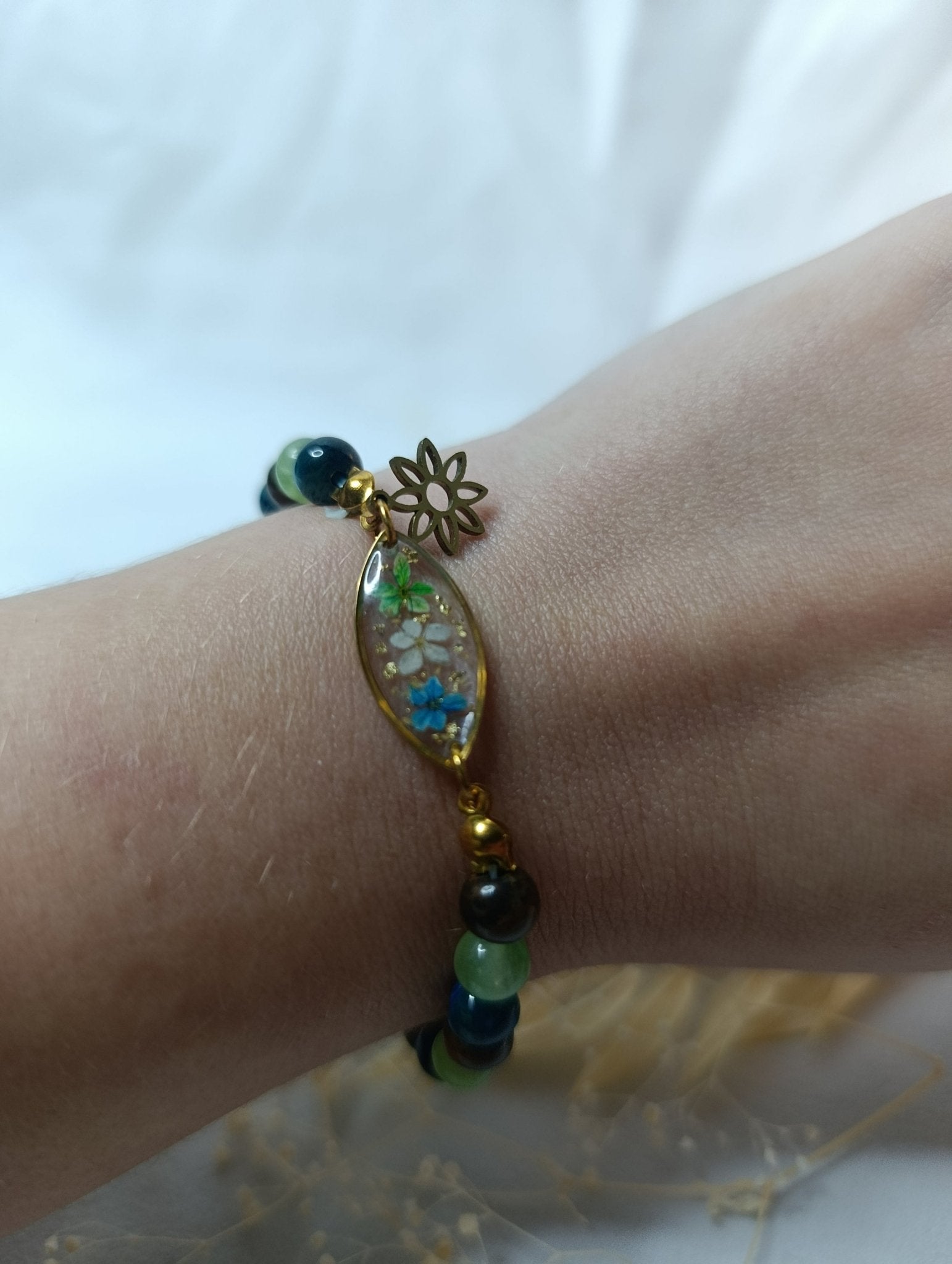 Bracelet vert et doré – Fleur de cerisier & panais sauvage en résine, pierres naturelles & acier inox - A Fleur d'Or