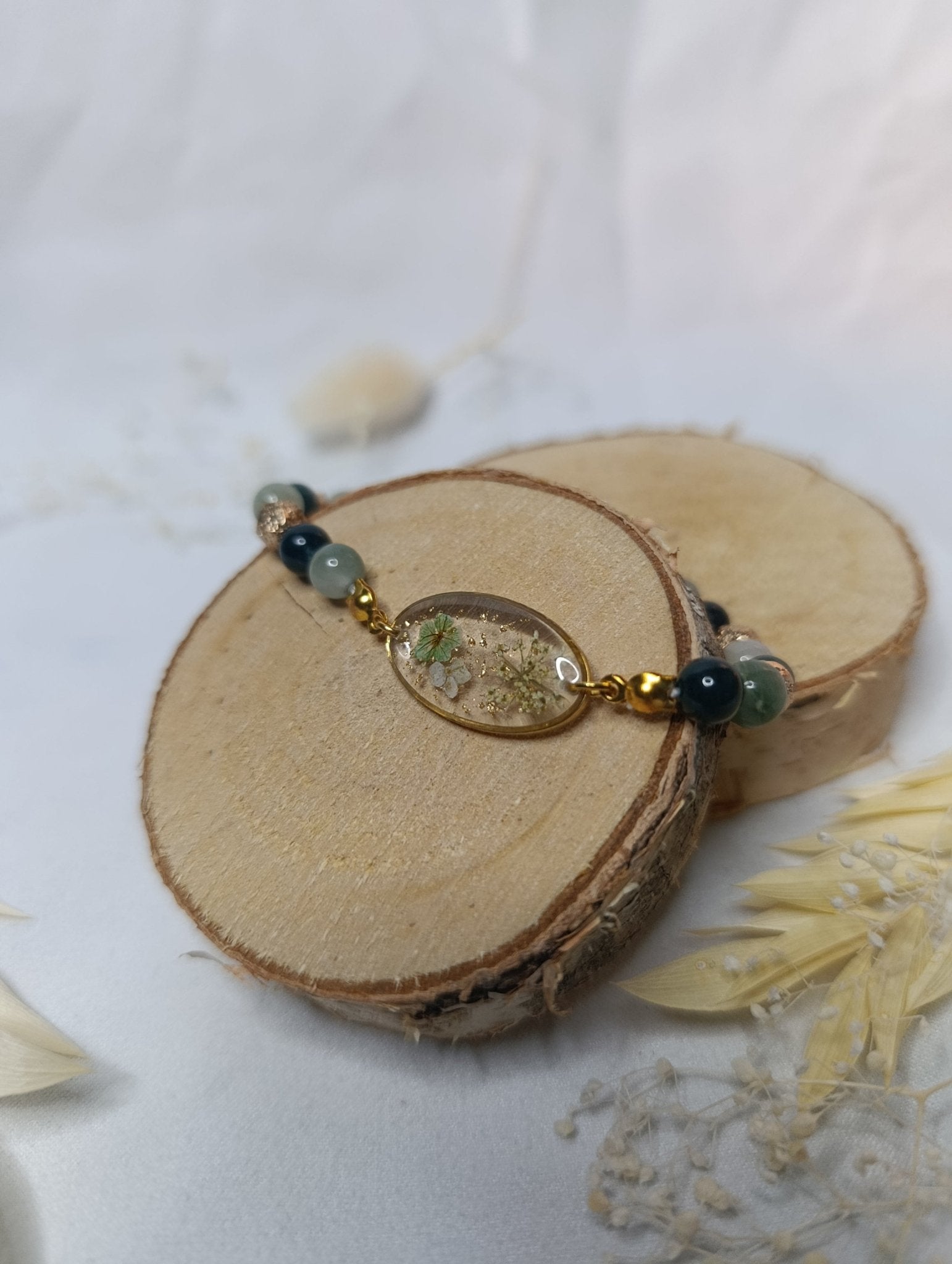 Bracelet vert et doré – fleurs séchées en résine, jaspe picasso & quartz vert clair - A Fleur d'Or