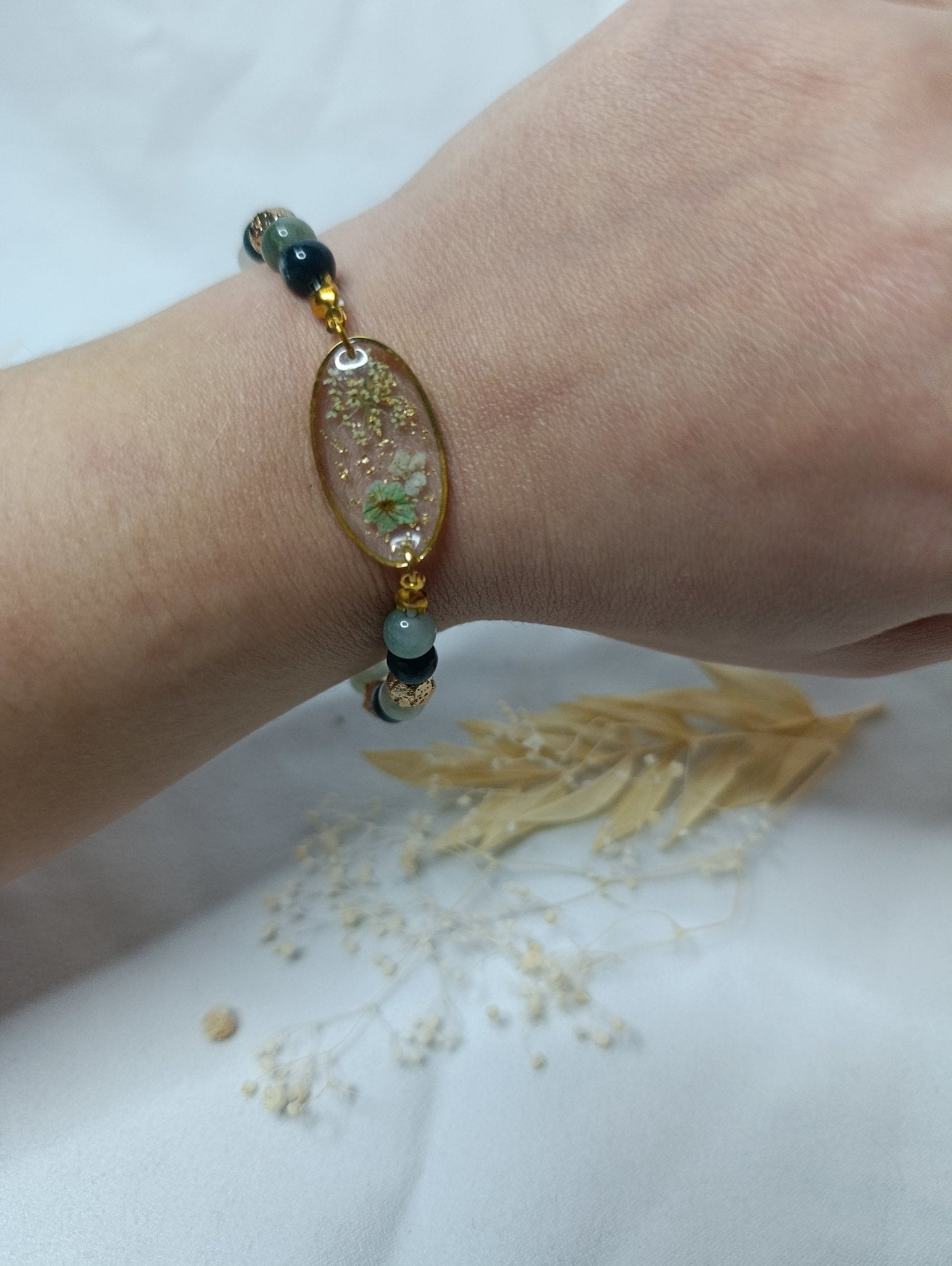 Bracelet vert et doré – fleurs séchées en résine, jaspe picasso & quartz vert clair - A Fleur d'Or