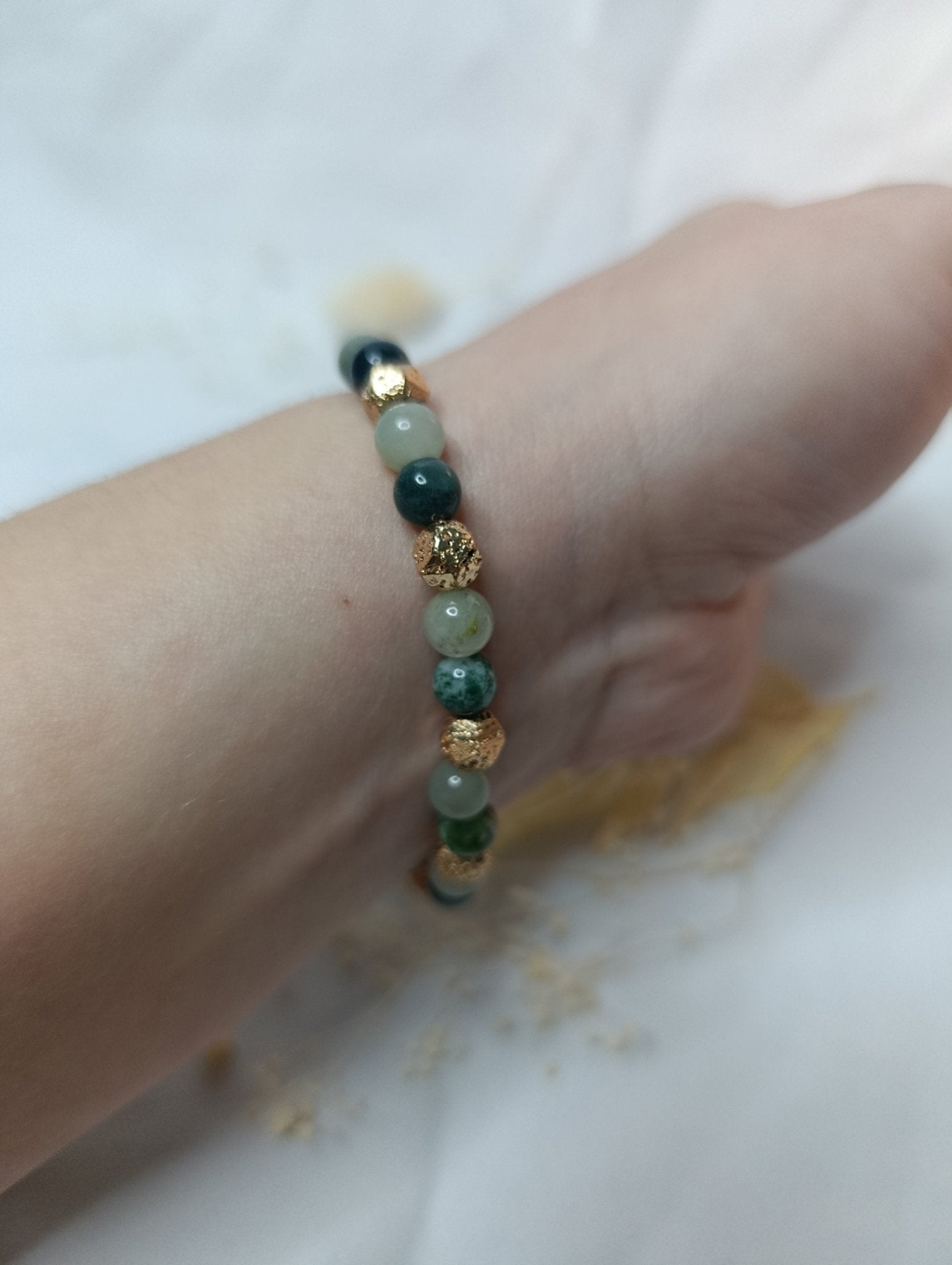 Bracelet vert et doré – fleurs séchées en résine, jaspe picasso & quartz vert clair - A Fleur d'Or