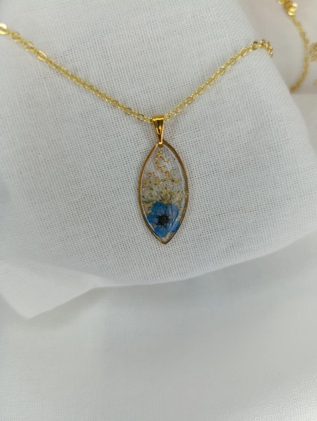 Collier doré avec fleur bleue séchée – pendentif en résine et acier inoxydable - A Fleur d'Or