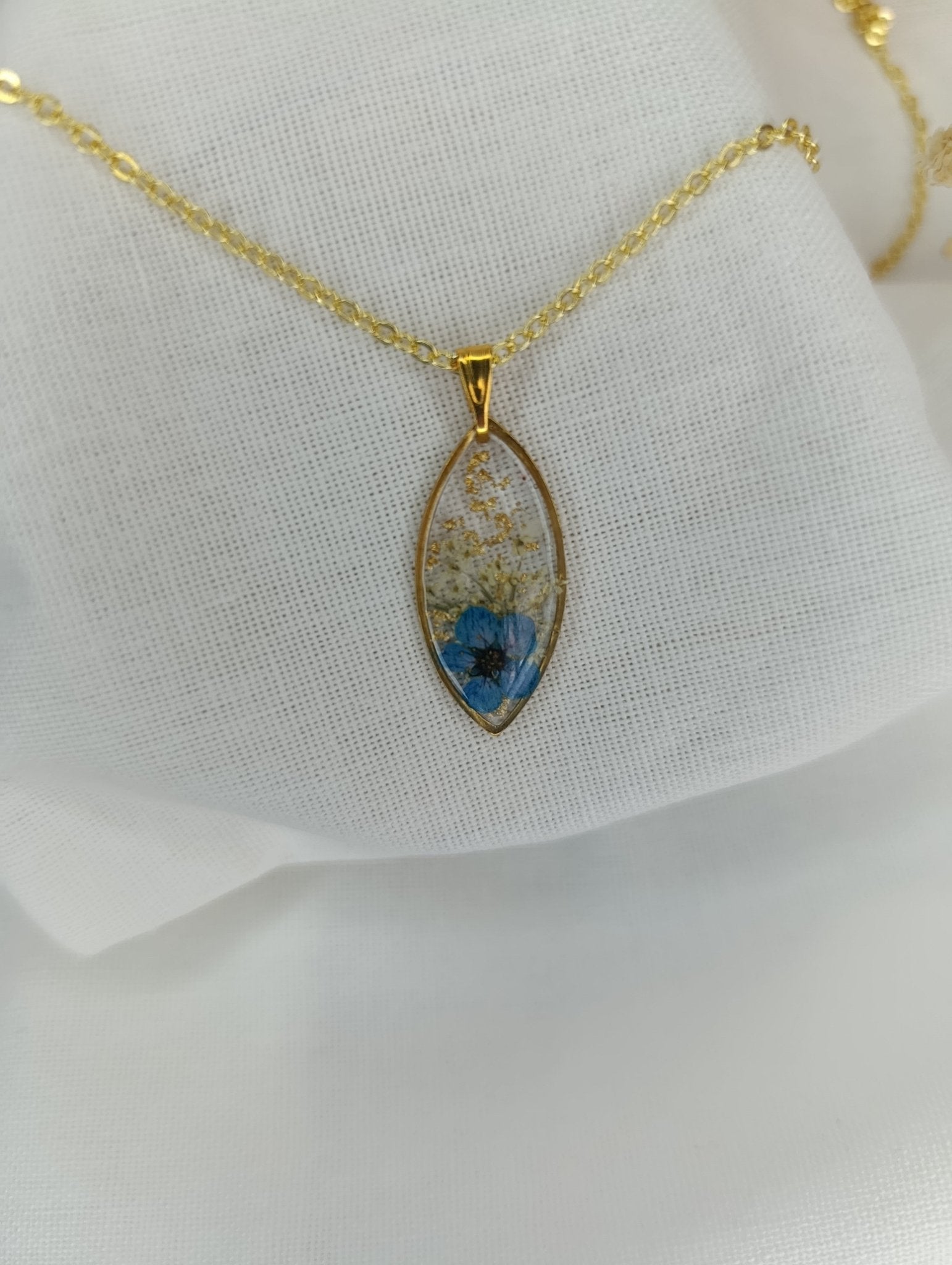Collier doré avec fleur bleue séchée – pendentif en résine et acier inoxydable - A Fleur d'Or