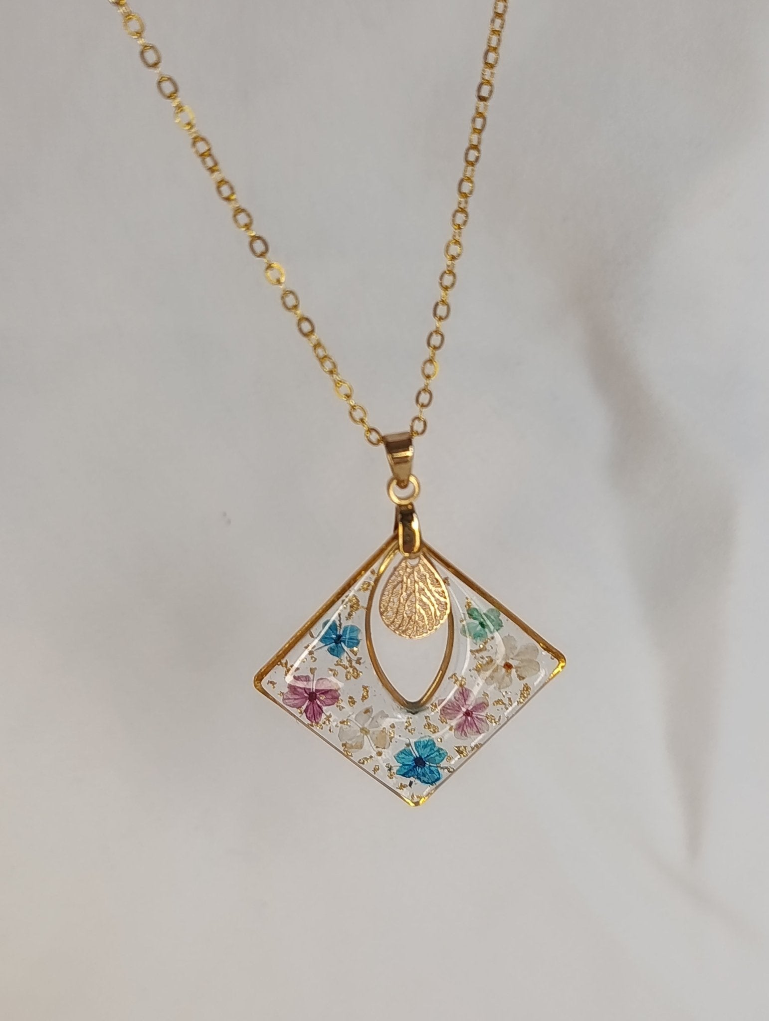 Collier pendentif carré doré – fleurs colorées & feuille dorée - A Fleur d'Or