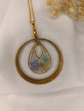 Collier pendentif en laiton doré – myosotis, cerisier bleu & panais sauvage - A Fleur d'Or