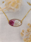 Collier pendentif ovale – fleurs séchées fuchsia & blanche, cœur doré - A Fleur d'Or