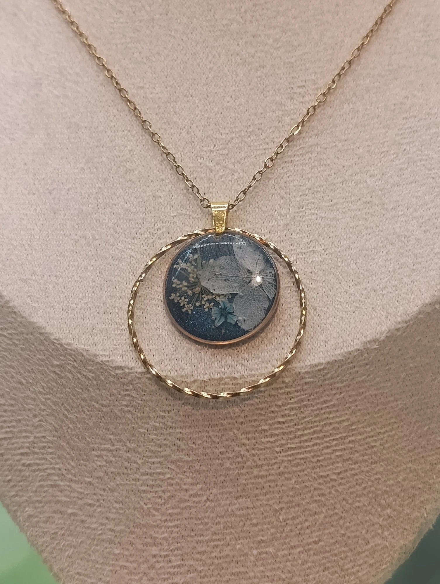 Collier pendentif rond – Hortensia blanc & résine bleu nuit - A Fleur d'Or