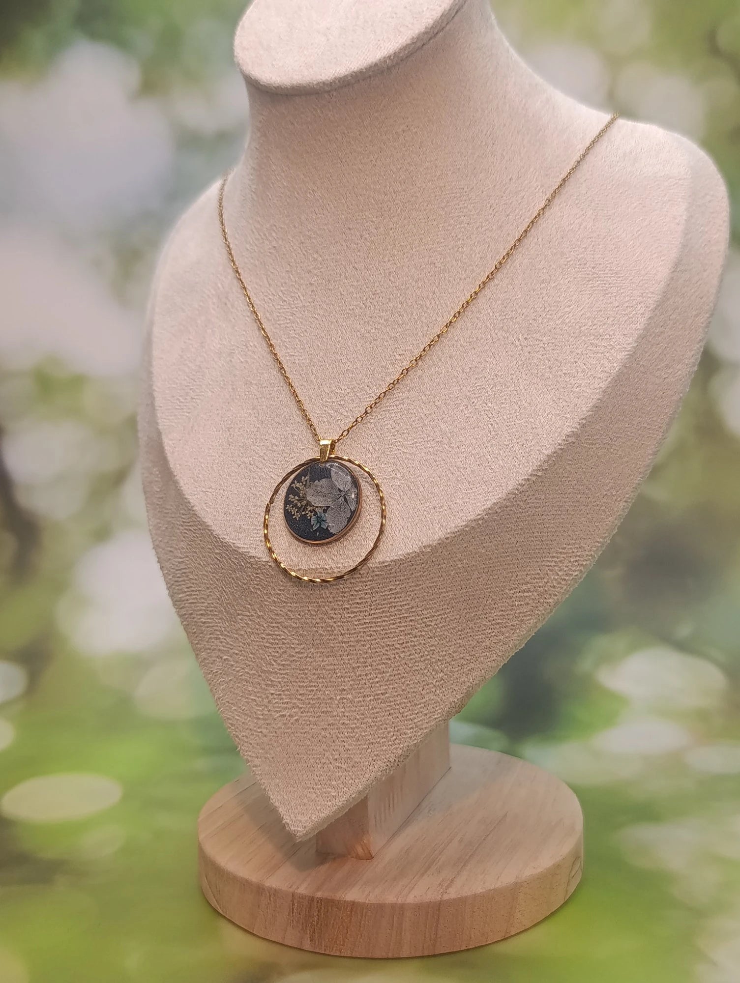 Collier pendentif rond – Hortensia blanc & résine bleu nuit - A Fleur d'Or