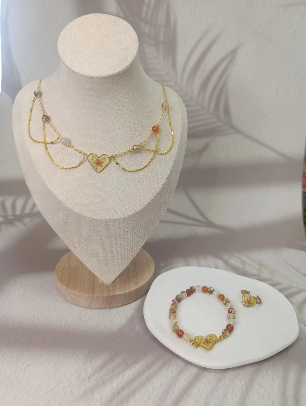 Parure collier bracelet résine fleurs séchées blanc nacré cœur doré fait main | À Fleur d'Or