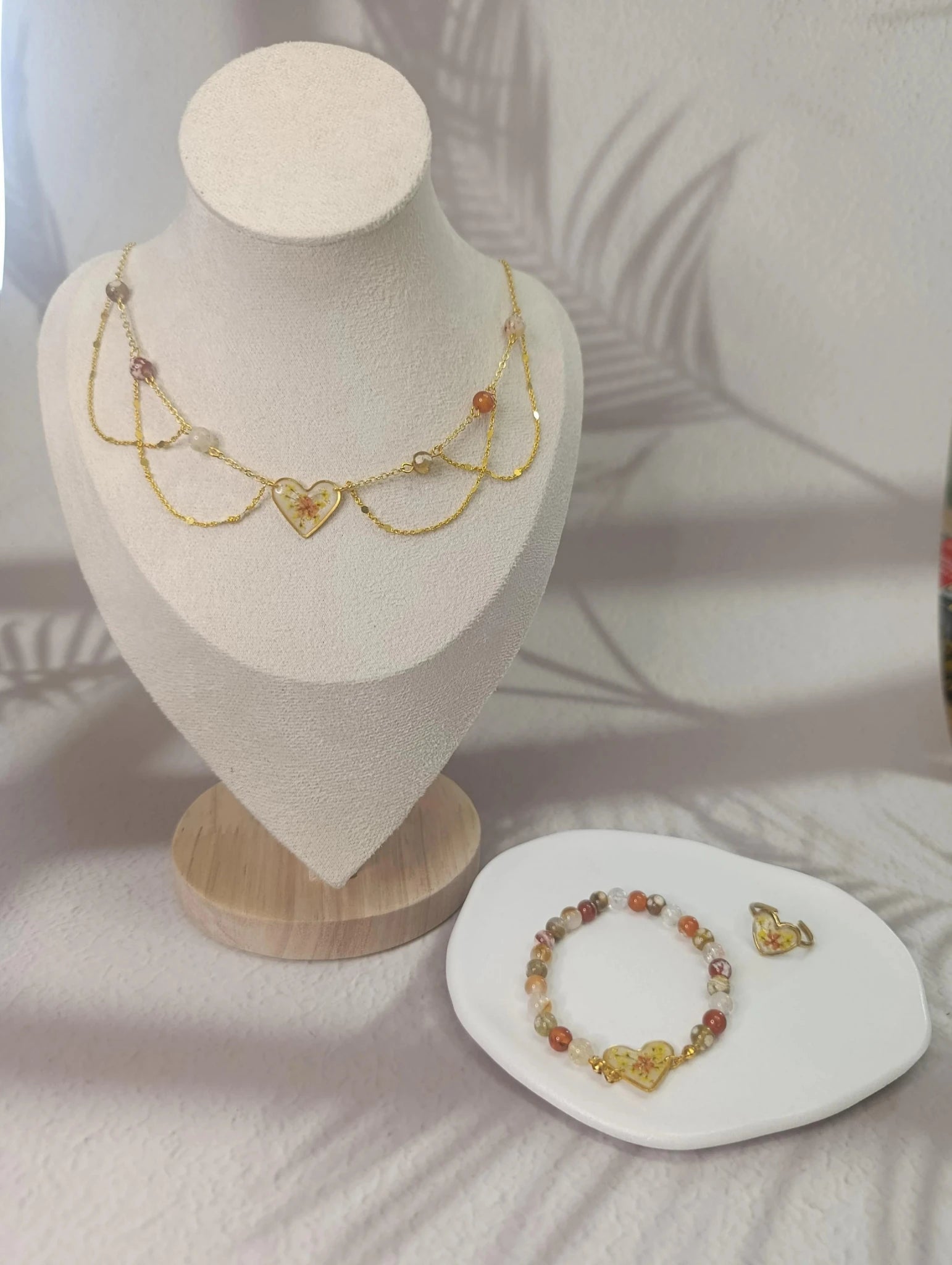 Parure collier bracelet résine fleurs séchées blanc nacré cœur doré fait main | À Fleur d'Or