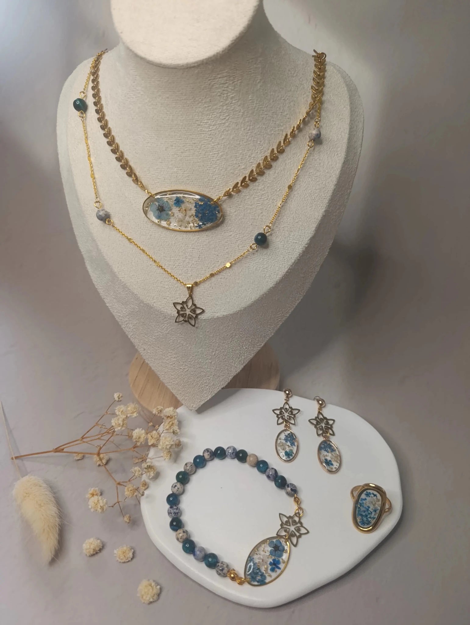 Parure florale bleue – Fleurs séchées & pierres naturelles - A Fleur d'Or