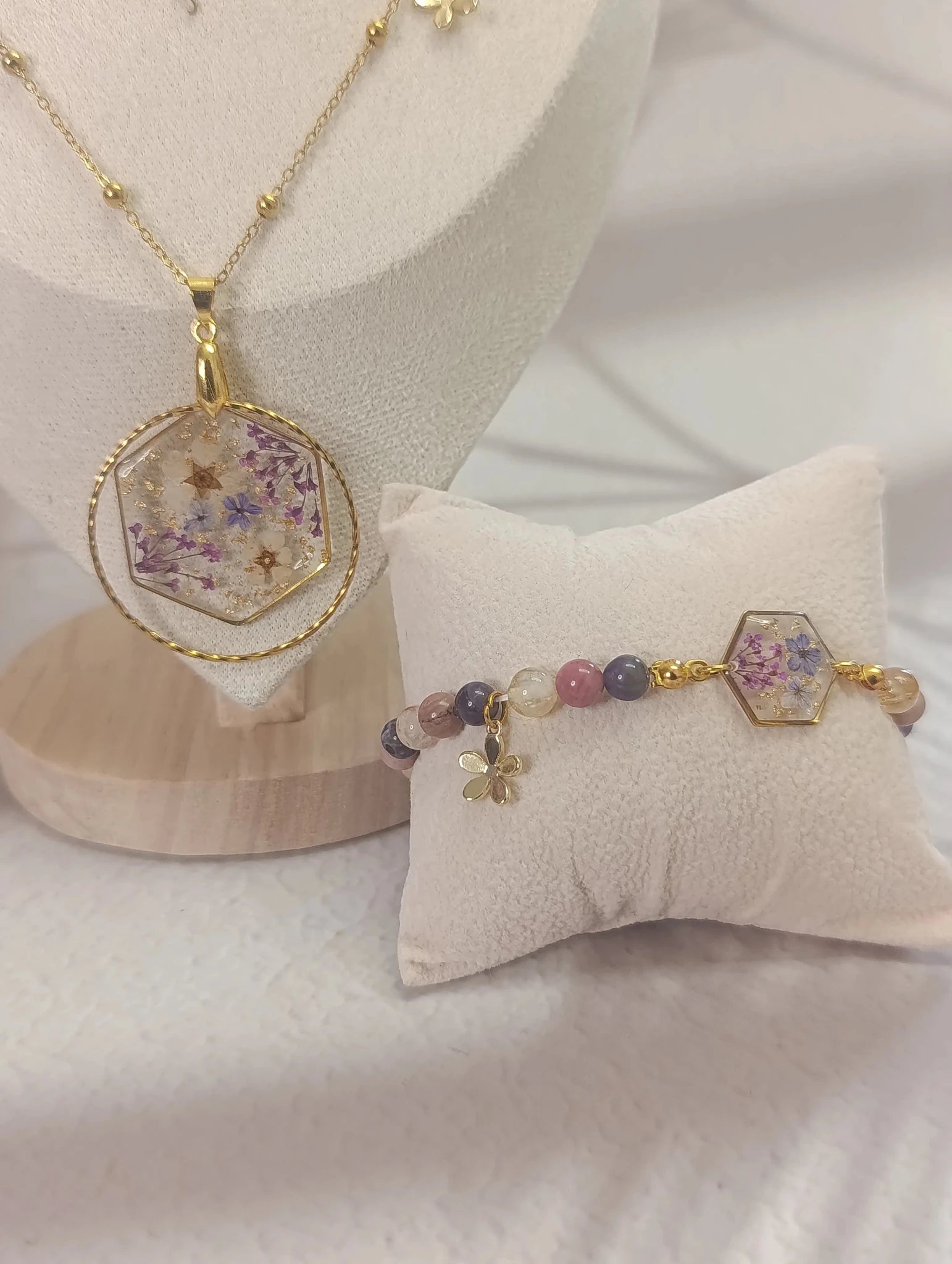 Parure florale hexagonale – Fleurs séchées violettes & pierres naturelles - A Fleur d'Or