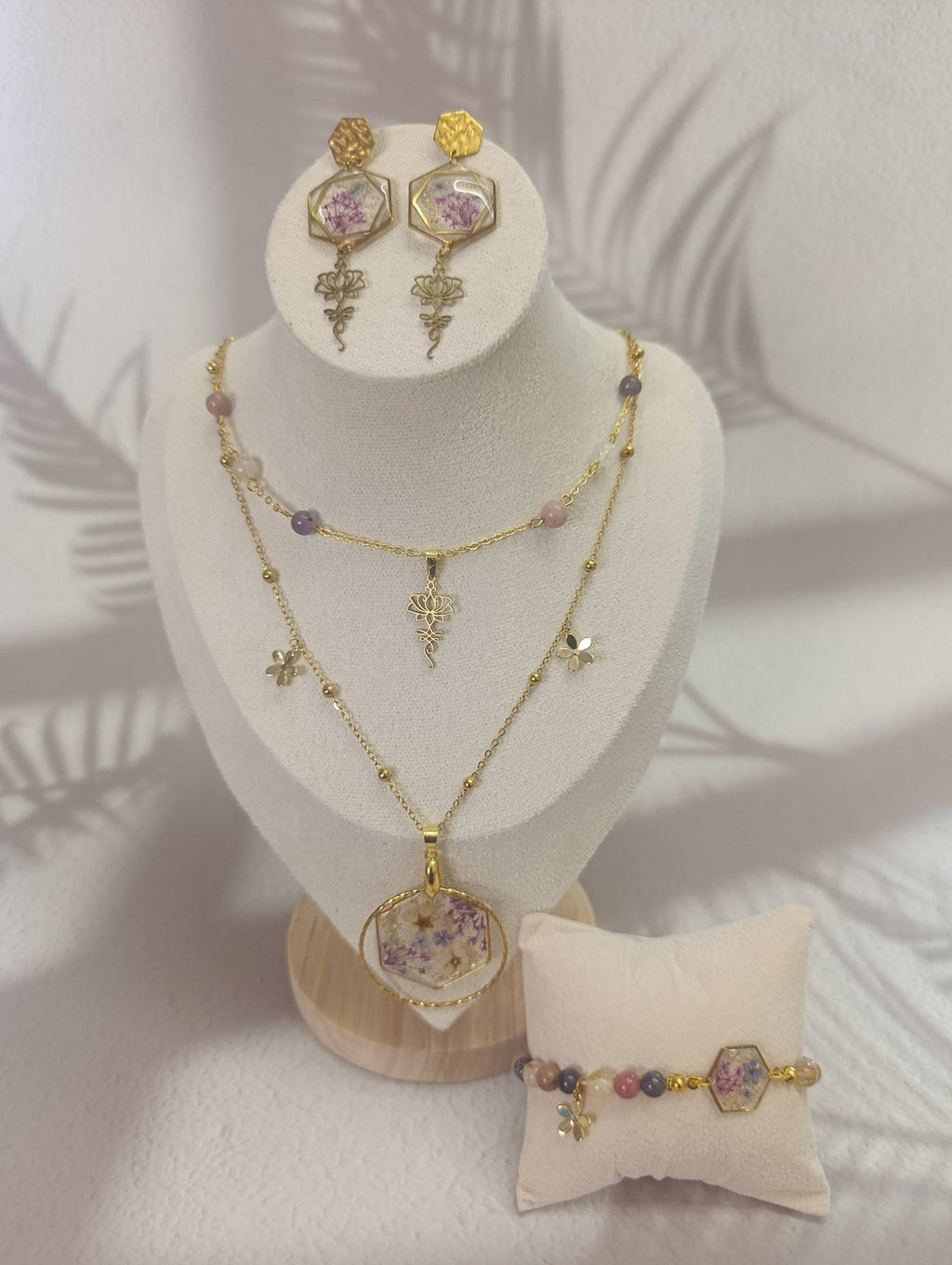 Parure florale hexagonale – Fleurs séchées violettes & pierres naturelles - A Fleur d'Or