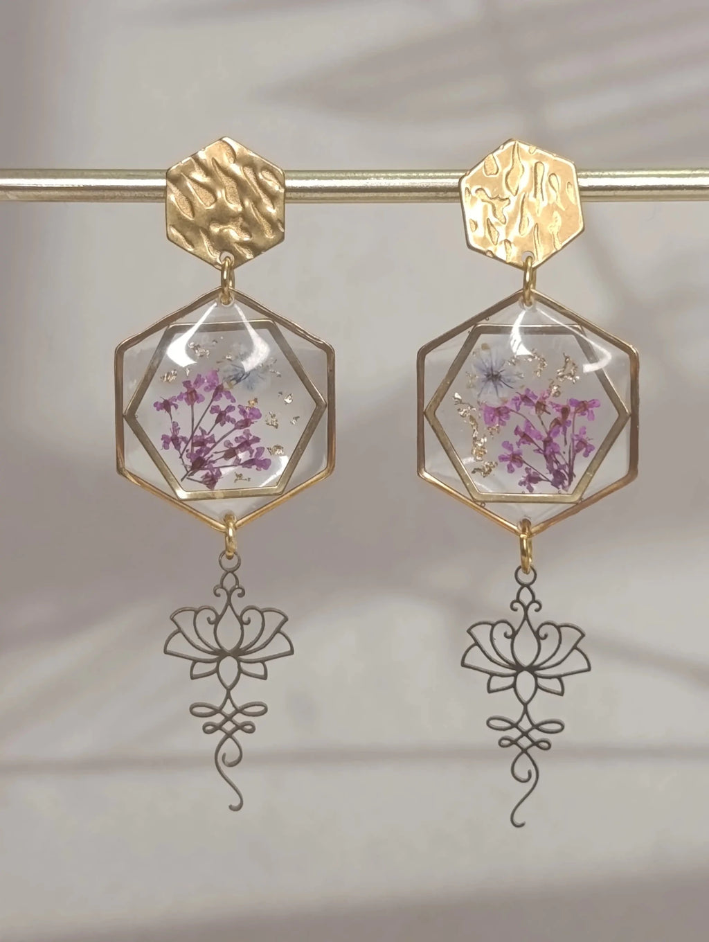 Parure florale hexagonale – Fleurs séchées violettes & pierres naturelles - A Fleur d'Or