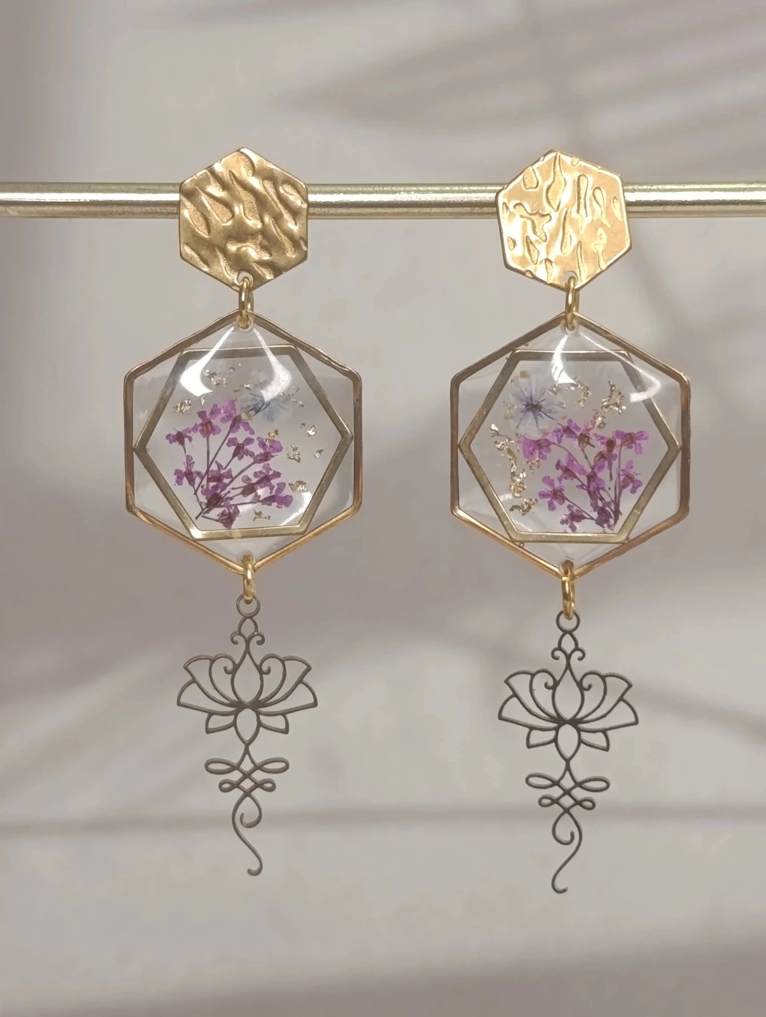 Parure florale hexagonale – Fleurs séchées violettes & pierres naturelles - A Fleur d'Or