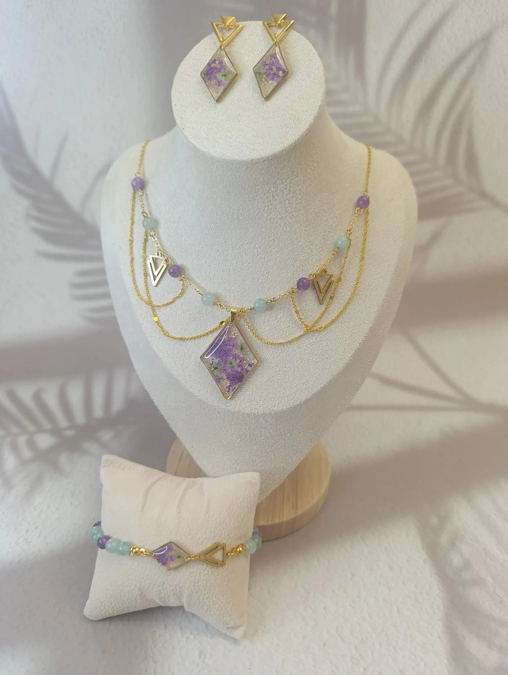 Parure florale violette – Résine, fleurs séchées & pierres naturelles - A Fleur d'Or